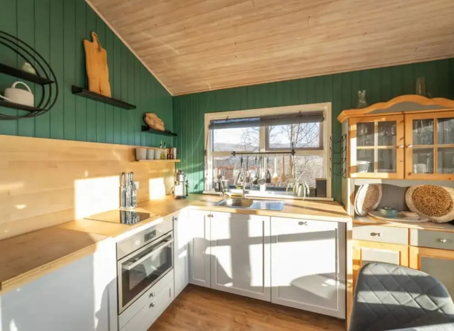 Traditional Cottage with Jacuzzi andLake