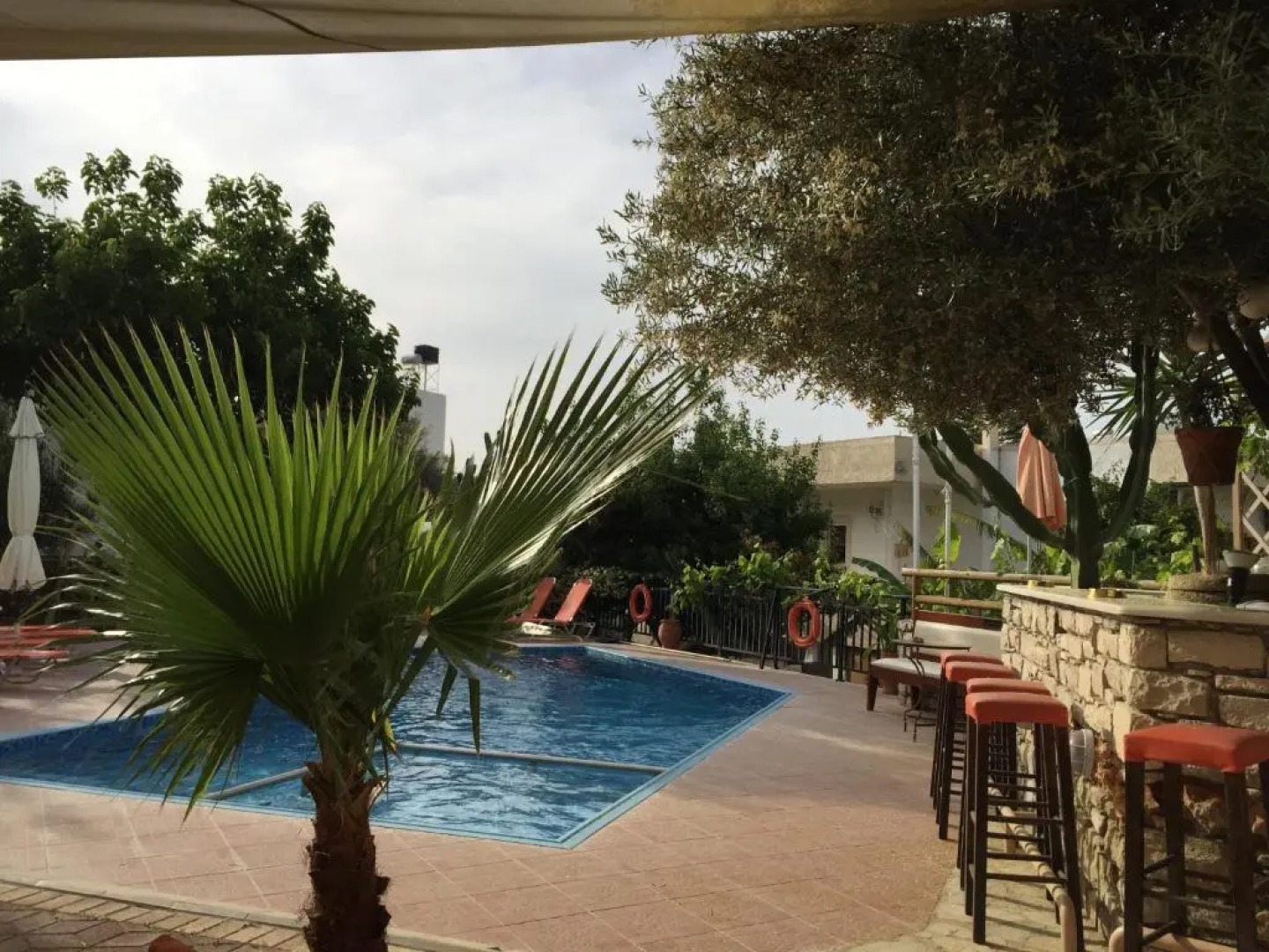 Vrisi Apartments & Villa