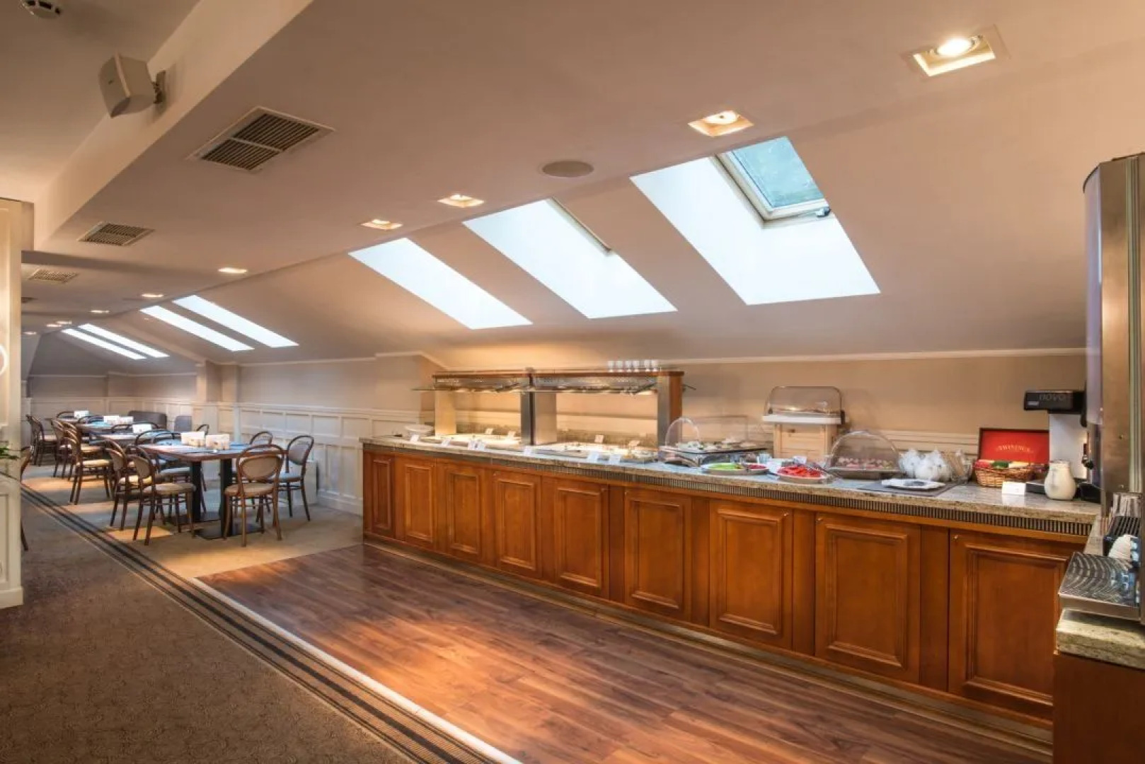 Rosslyn Thracia Hotel