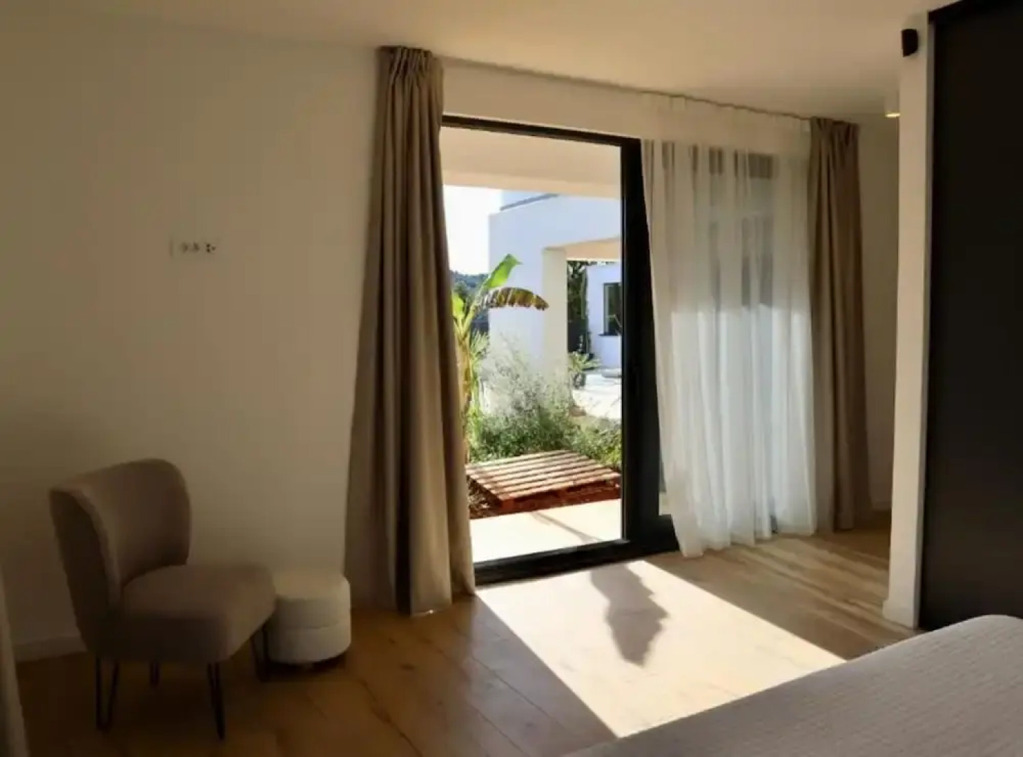 Sunset Villa Aves With Pool, Gym and Sauna