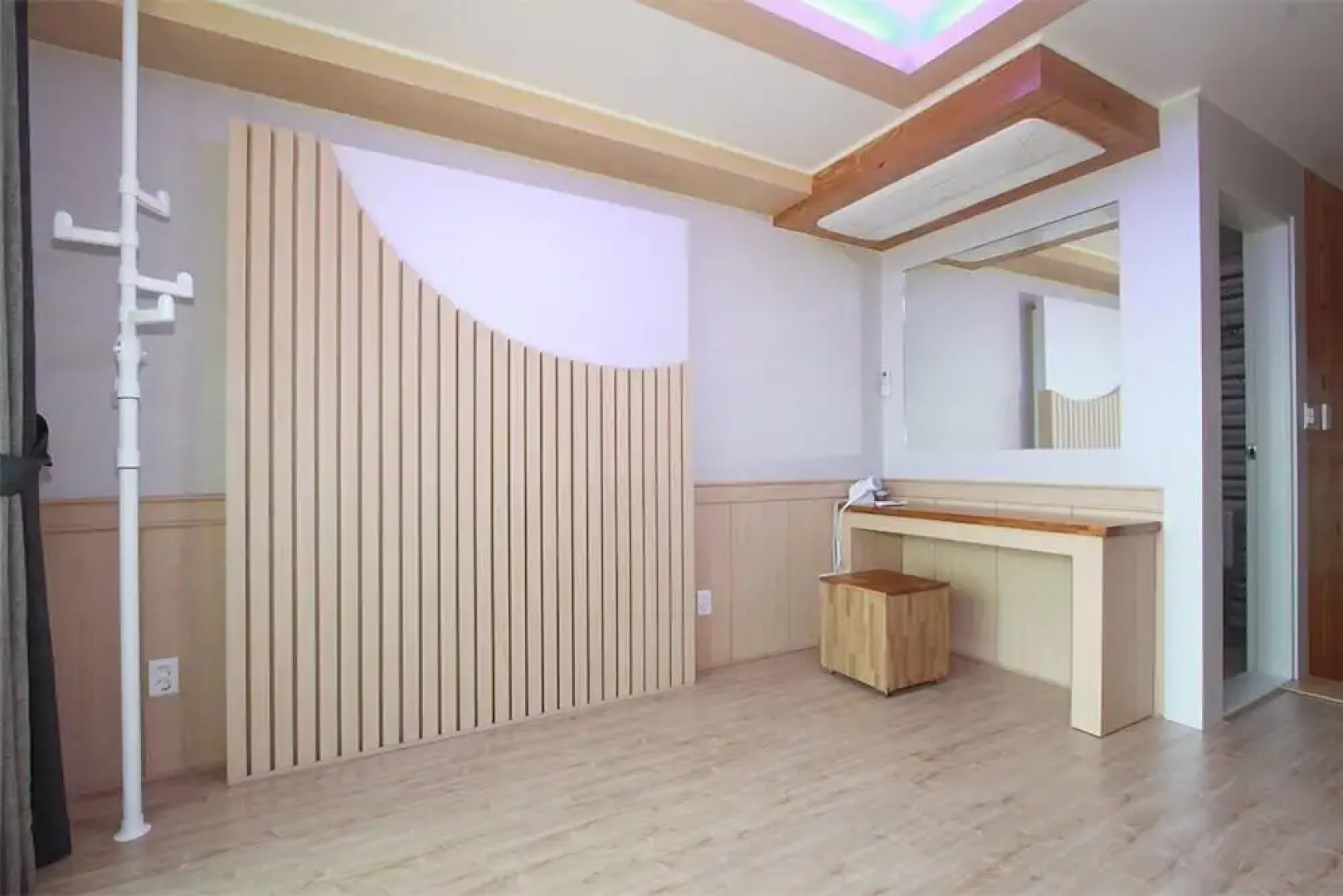 Blue Road Town Pension-Crystal