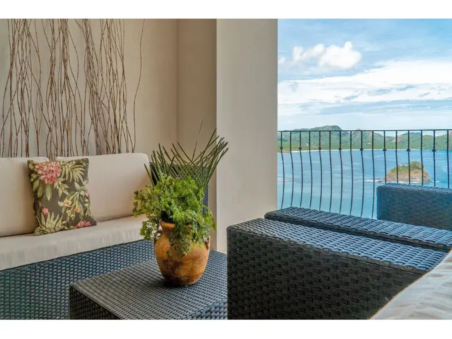Hotel room-style ocean-view unit in Flamingo with pool