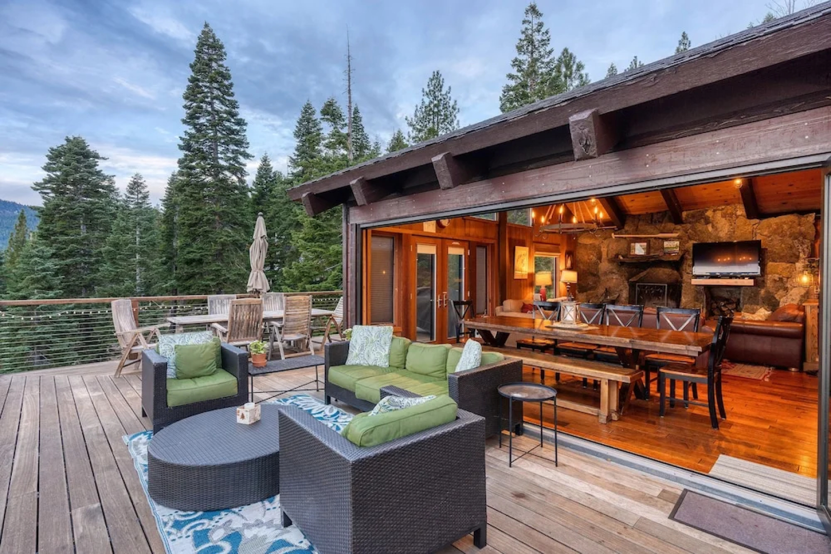 5BR 4BA Lake View Cabin by RedAwning