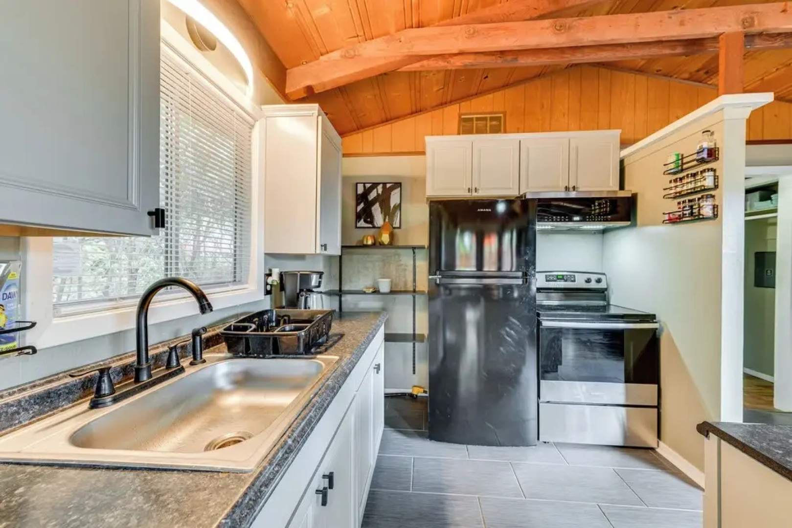 < 1 Mi to Water: Cozy Clearlake Cabin
