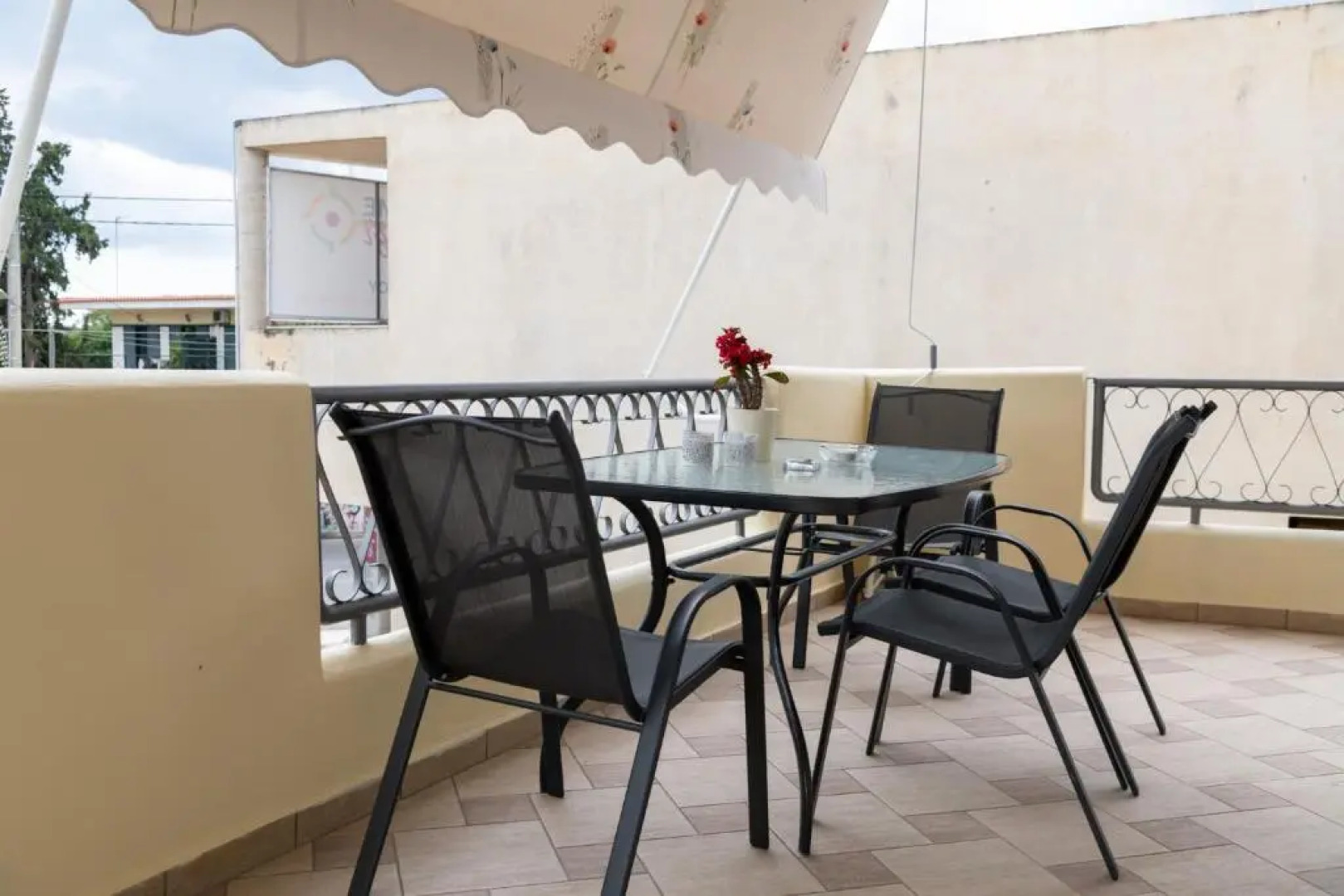 Rose's House (Near Airport)