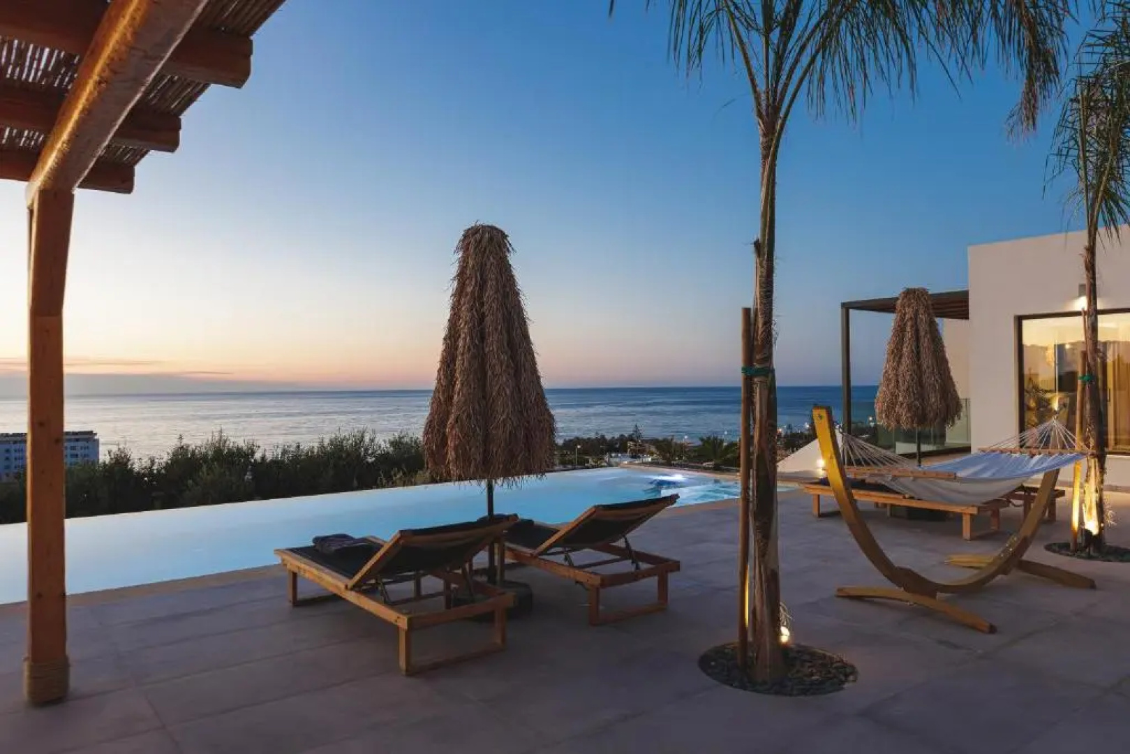 Bohemian Villas with Private Infinity Pool, Jacuzzi & Seaview, 15min from City Center