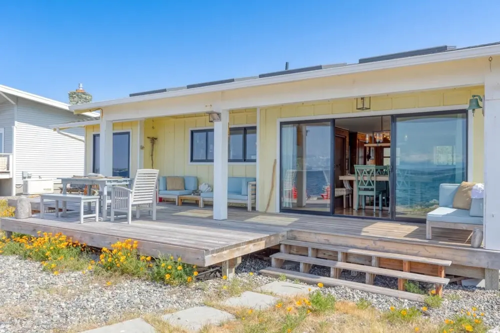 Vintage Beach House by Avantstay Waterfront Home