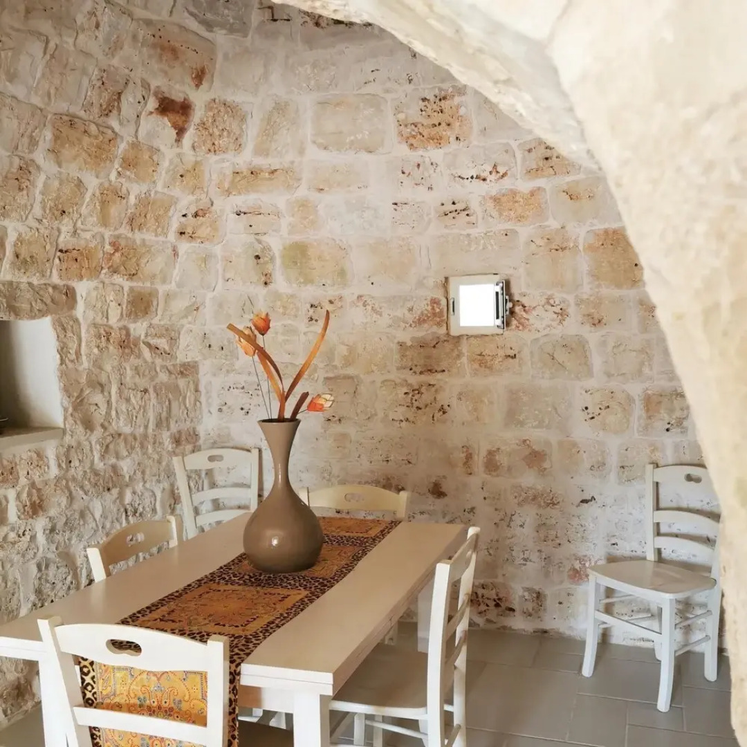 Antico trullo ristrutturato con piscina e giardino