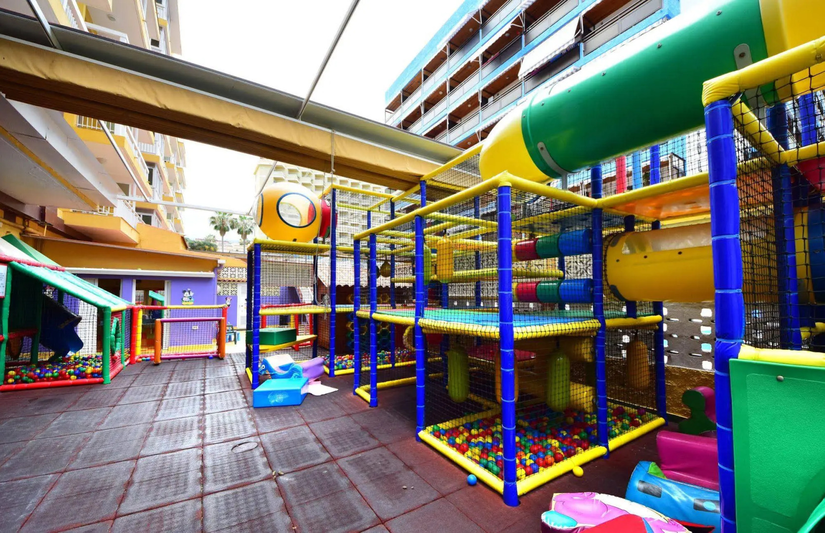 Skyview Hotel by LIVVO