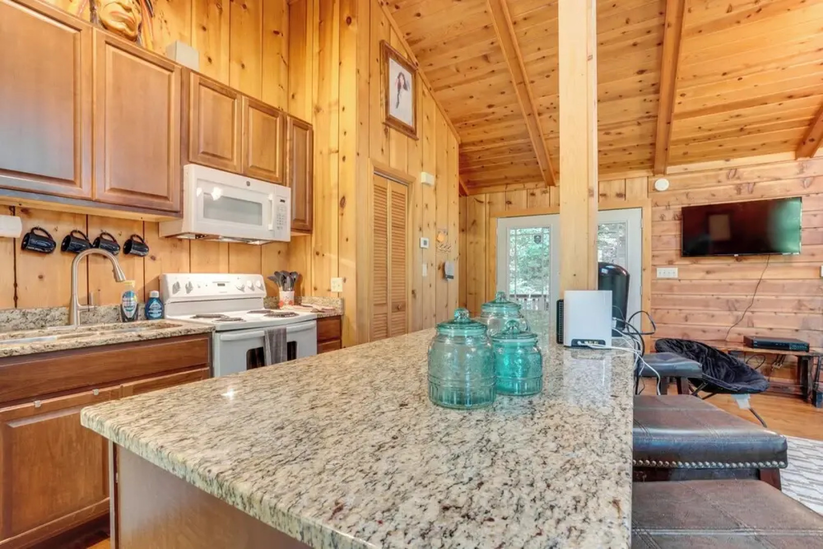 Private Hot Tub & Game Room: Cleveland Getaway