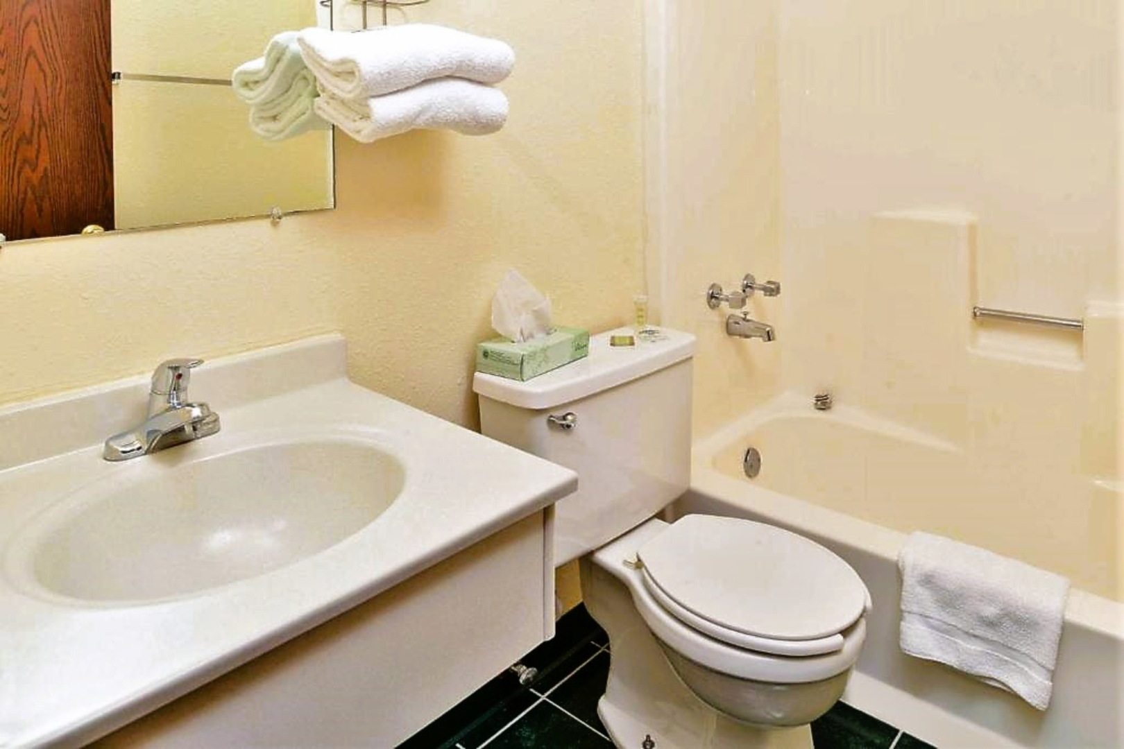 Love Hotels Staples by OYO at HWY 10 MN