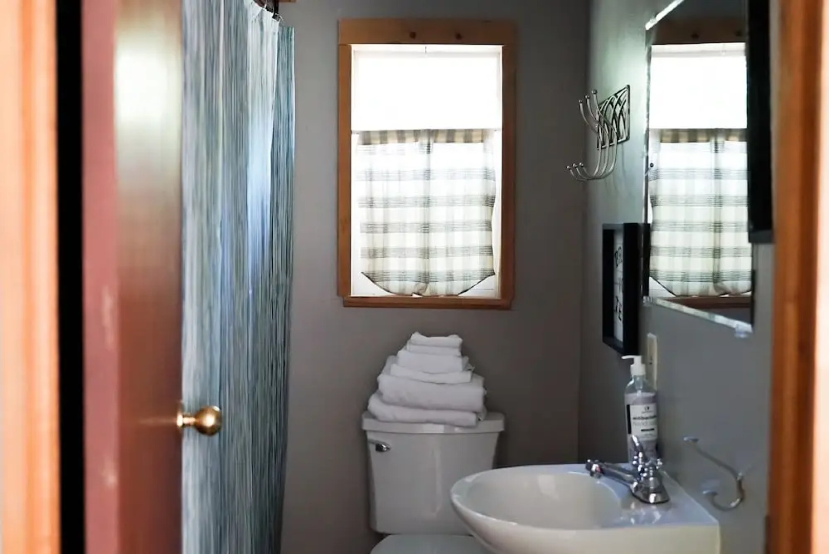 Hope Alaska's Bear Creek Lodge