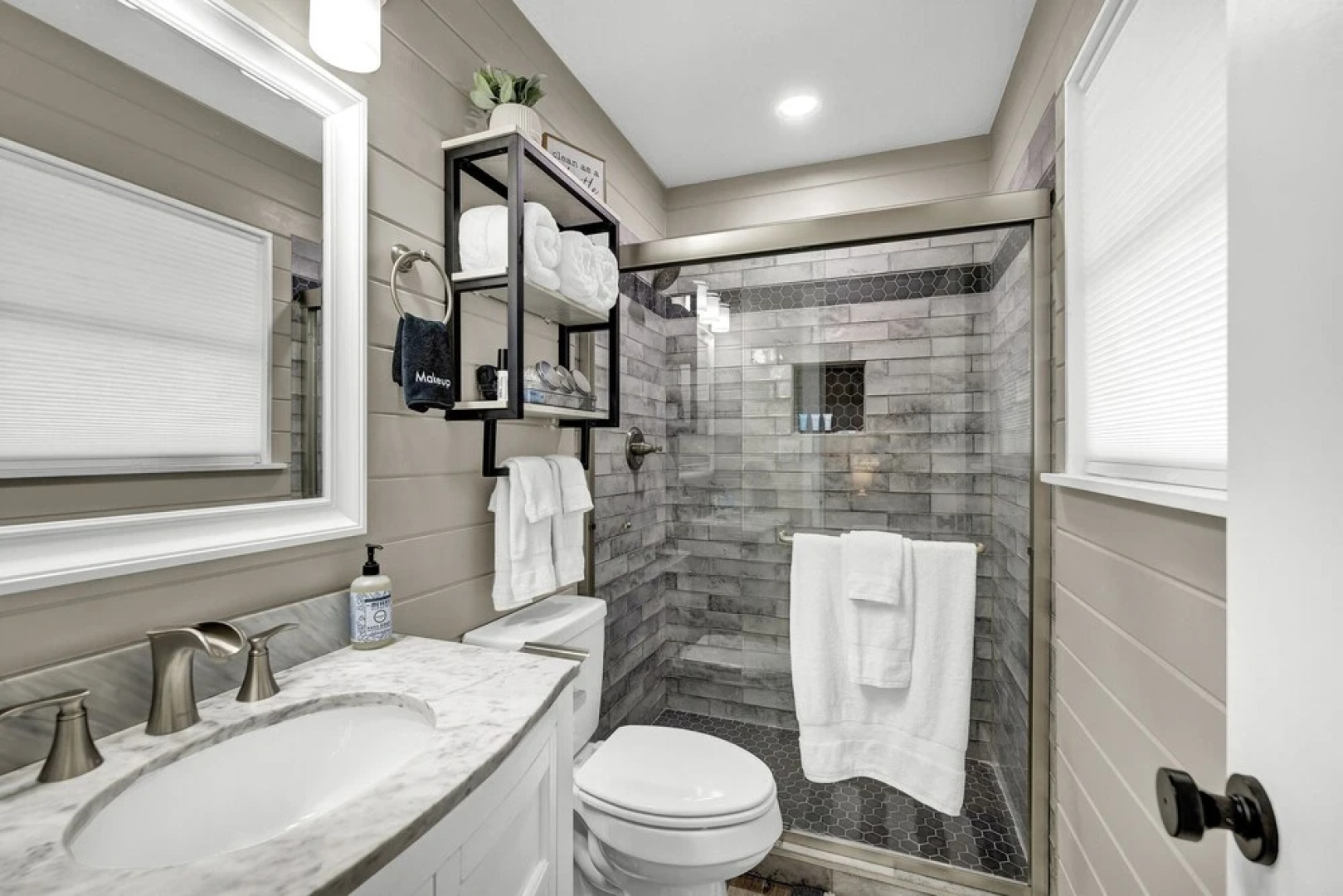 Charming Oasis Hot Tub & Fire Pit - 1mi to Dwntn