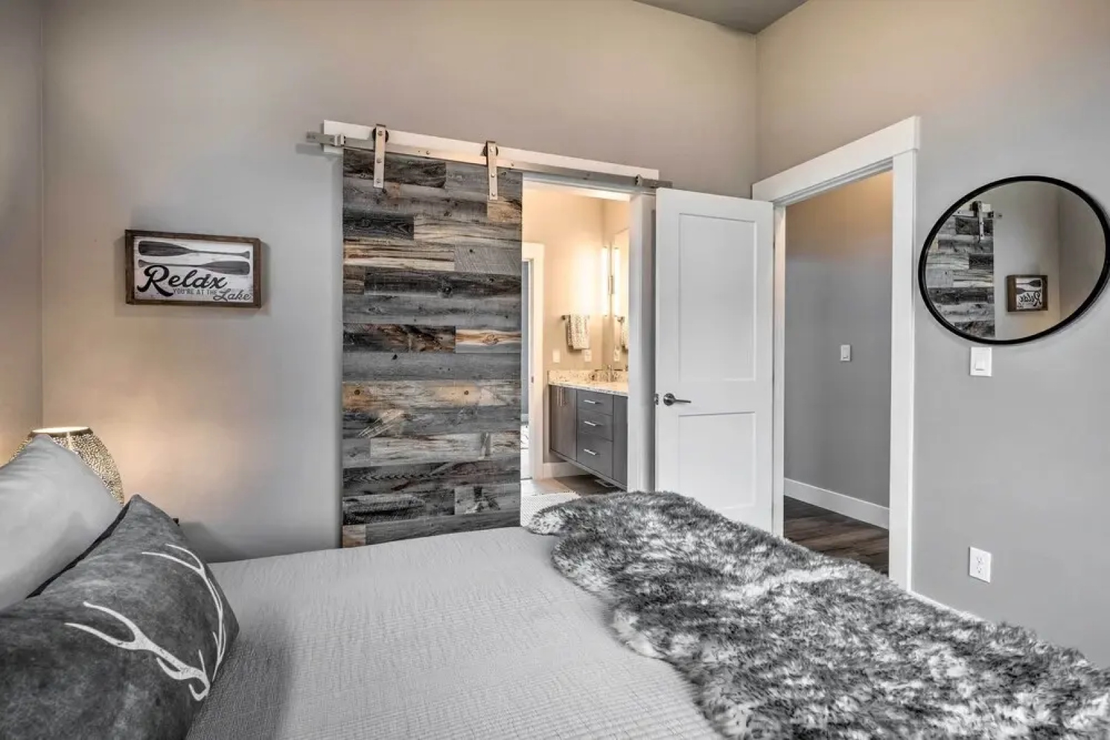 Lavish Lake Chelan Escape: Pool & Panoramic Views