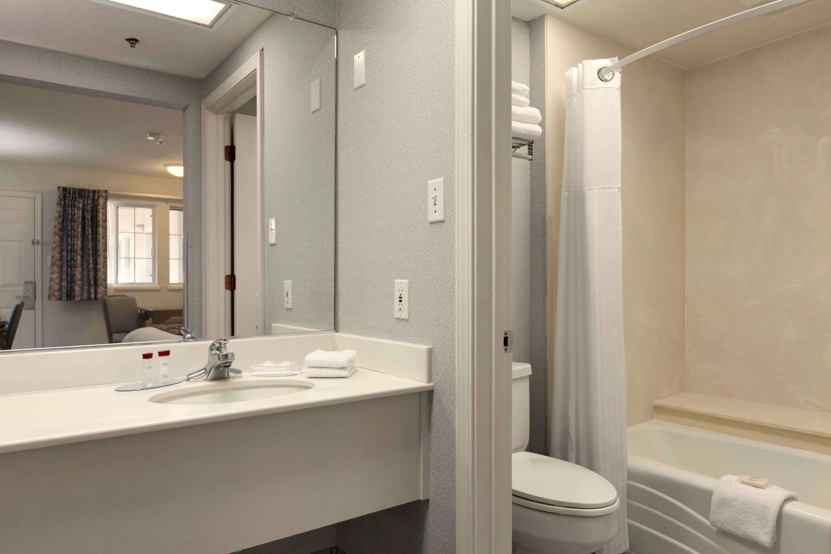 Travelodge by Wyndham Redding CA