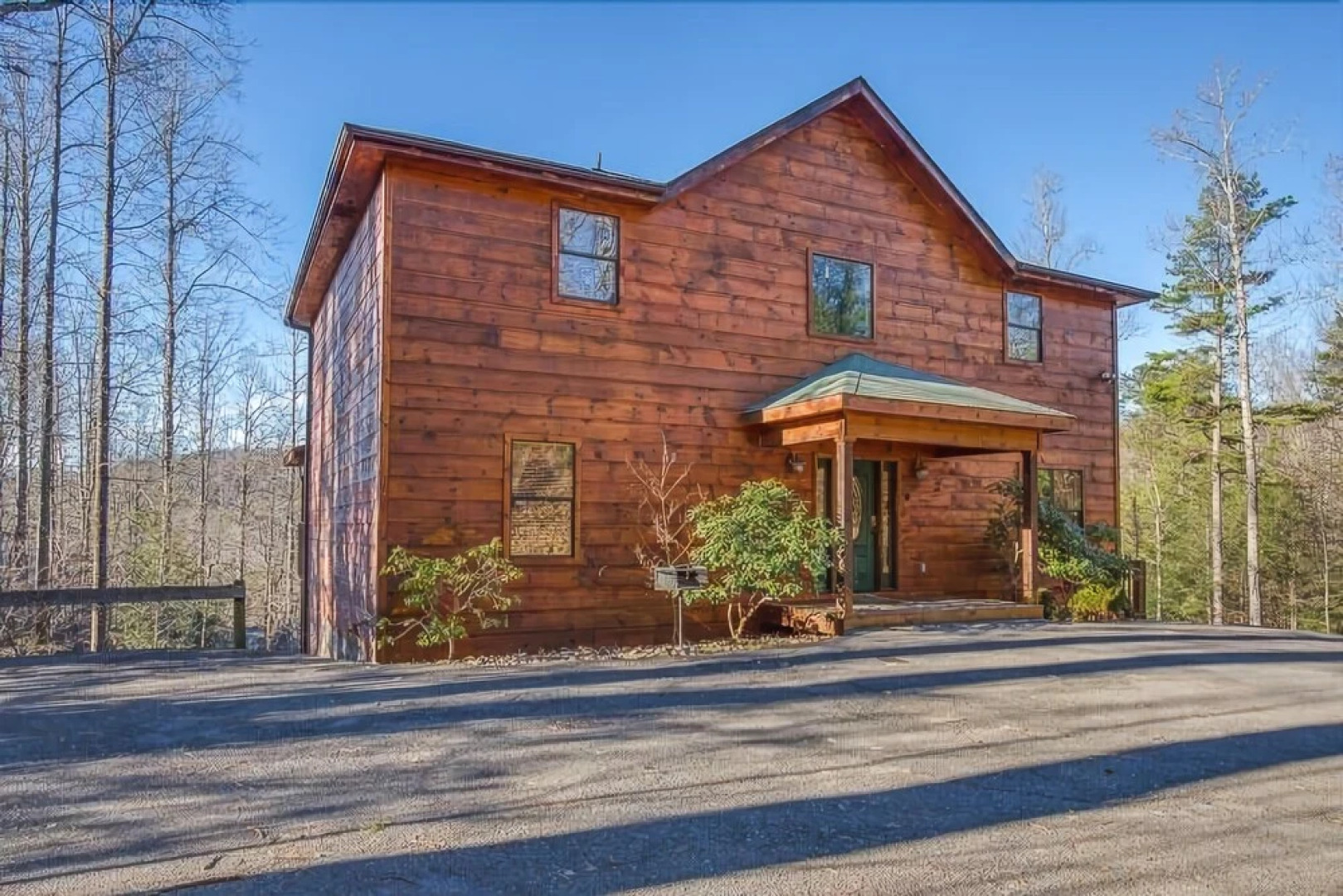 Apple Bear Lodge - Four Bedroom Cabin