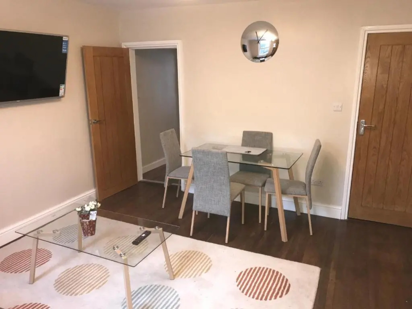 Ground Floor Contemporary 1 Bed Apartment