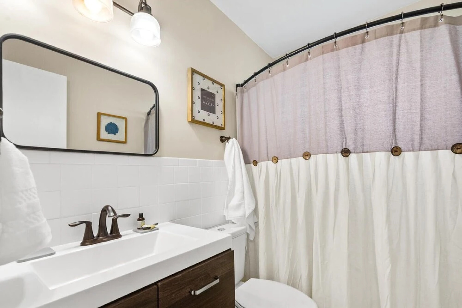 King /Queen Bed Mins from beach. Perfect get-away!