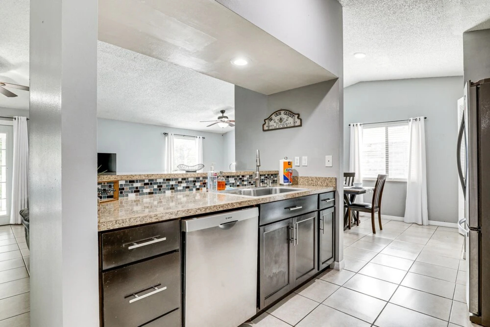 14 Mi to Dwtn Tampa Bay: Brandon Home w/ Fire Pit!