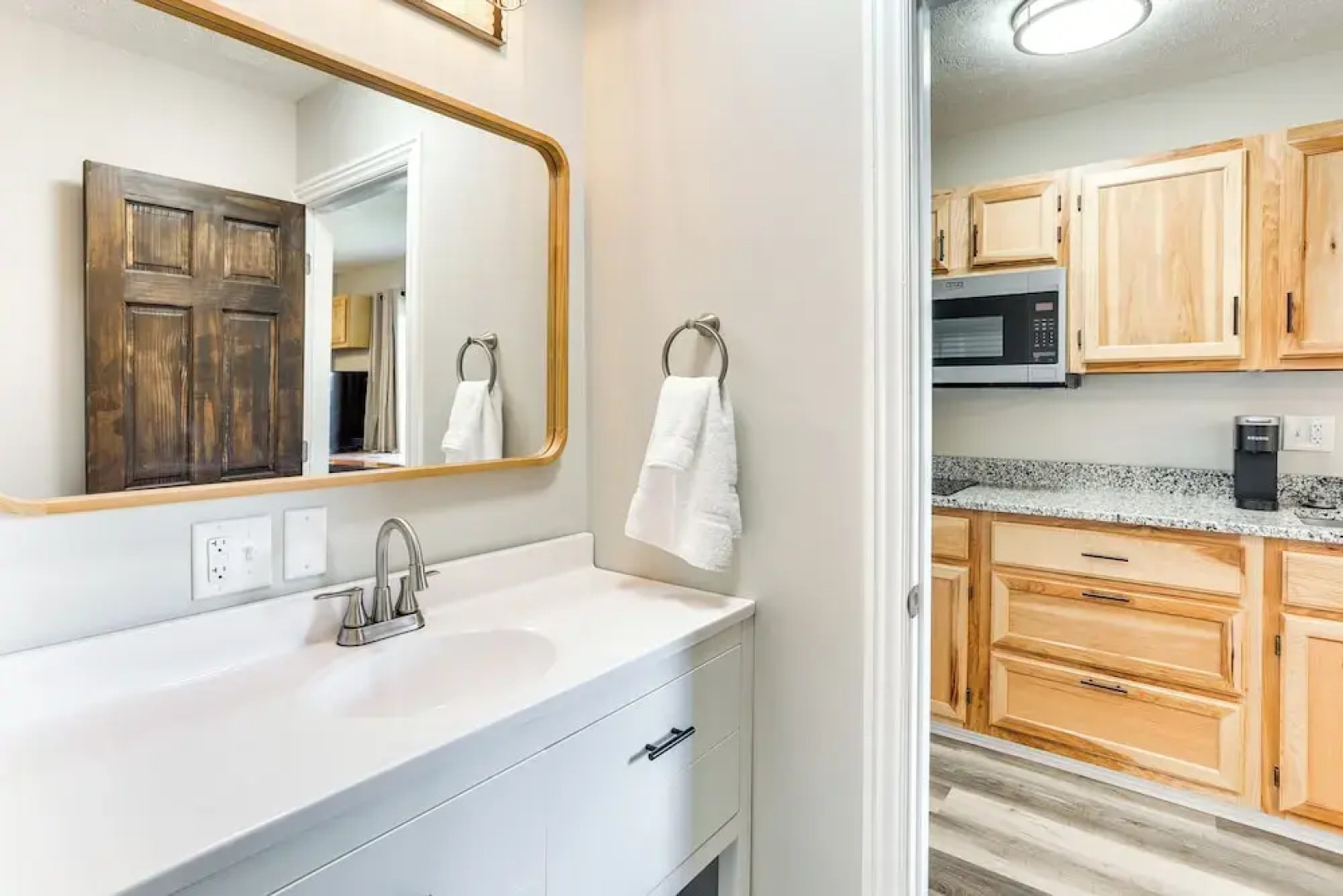 Golf, Shop, Tour & More: Oakland City Apartment