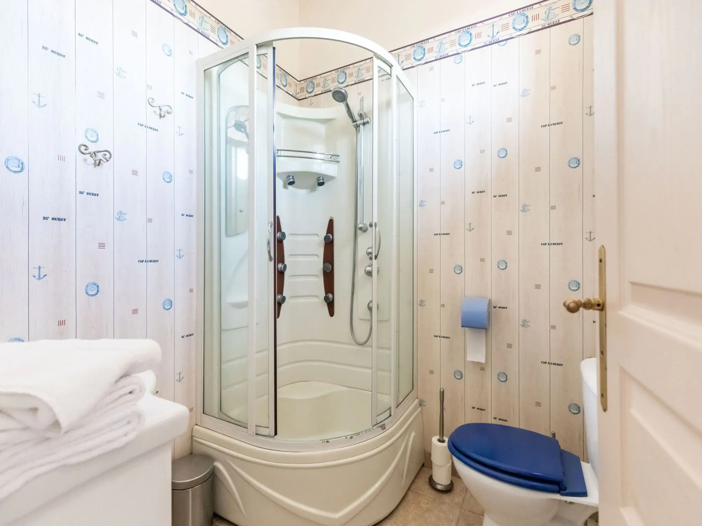 Attractive castle in Cezac with private pool