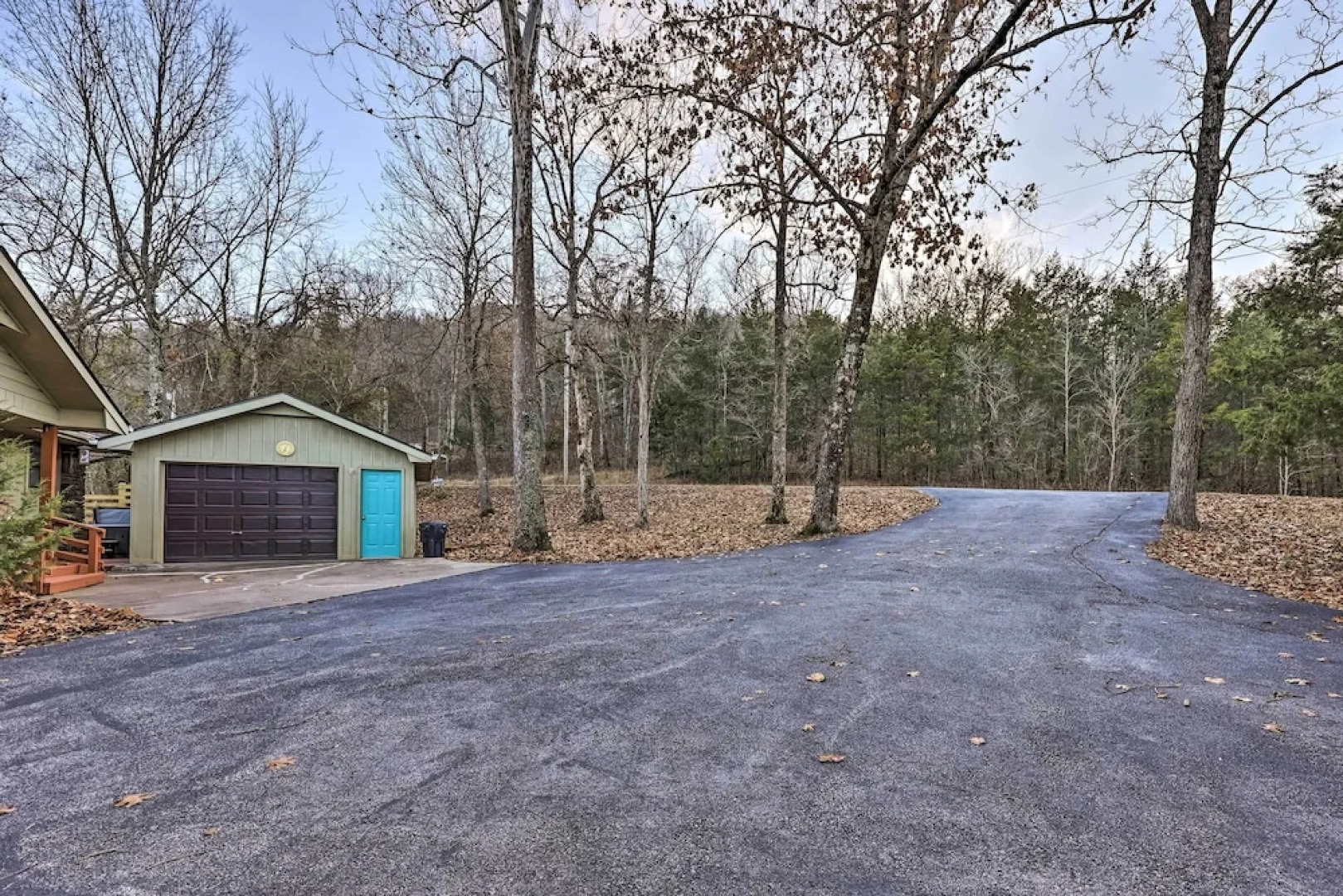 Holiday Island Home: Mountain View + Hot Tub!