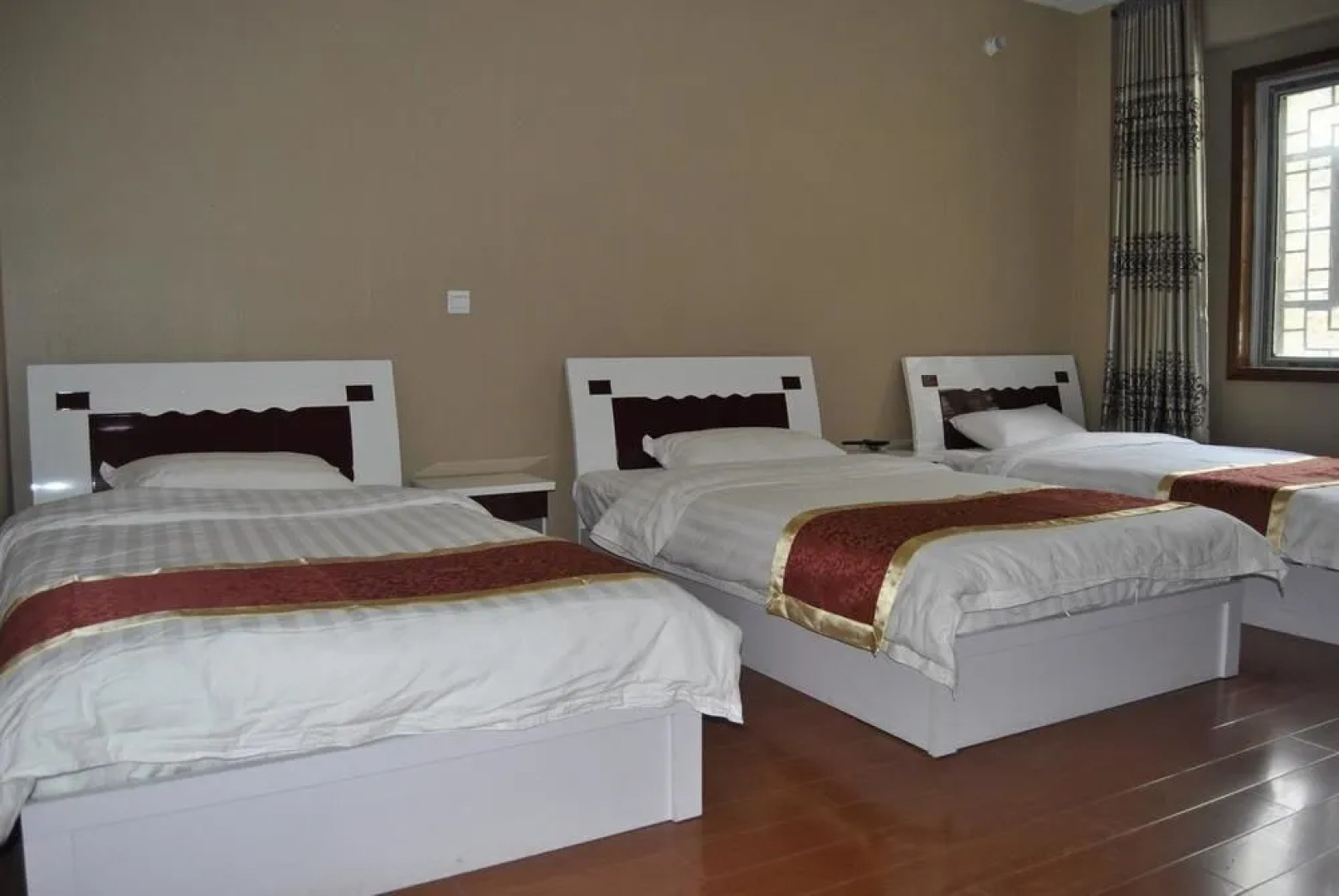 Lixian County Taoping Qiang Village Erma Inn