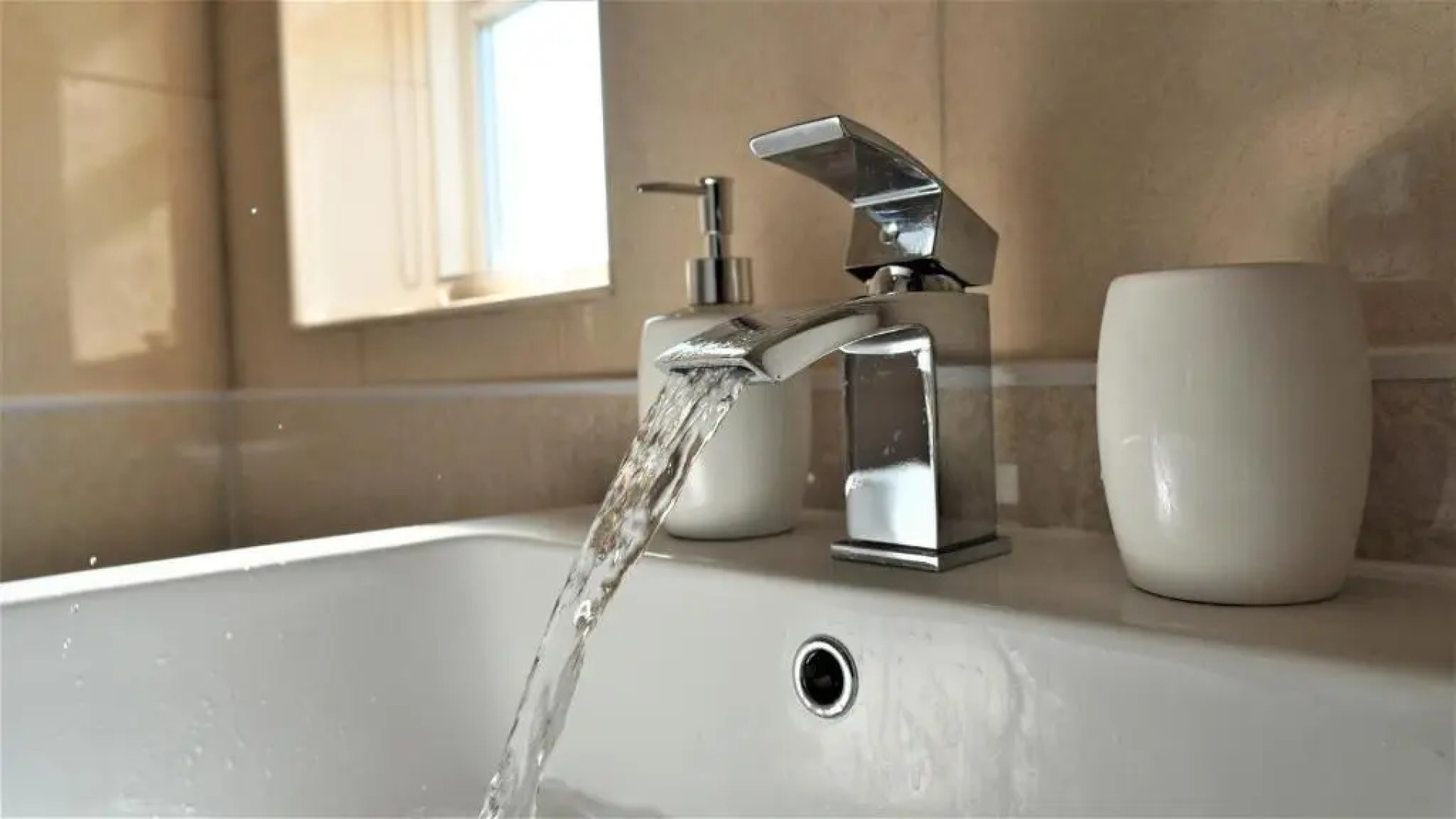 Spacious 3 bed house, great for FAMILIES and CONTRACTORS, sleeps 5 plus FREE Parking - Triumph Serviced Accommodation Wolverhampton