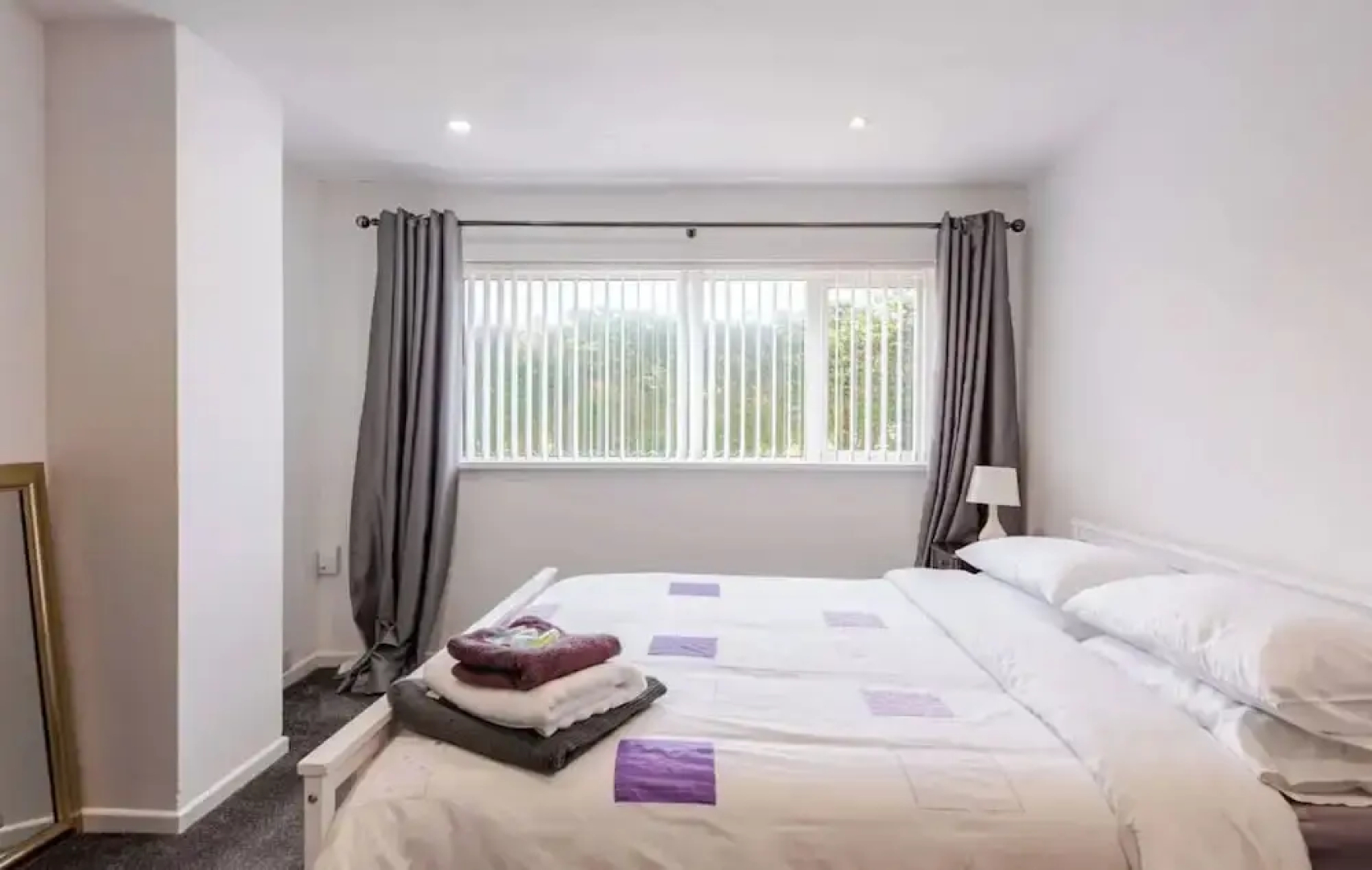 4 bed House - Private Garden - Free Parking