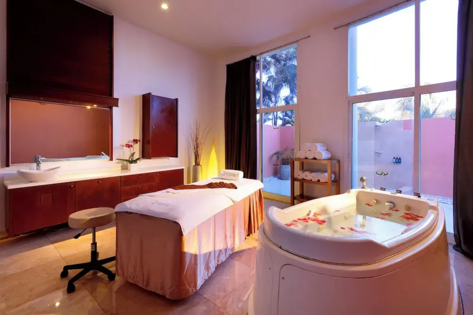 The Signature Level At Grand Palladium Lady Hamilton Resort & Spa
