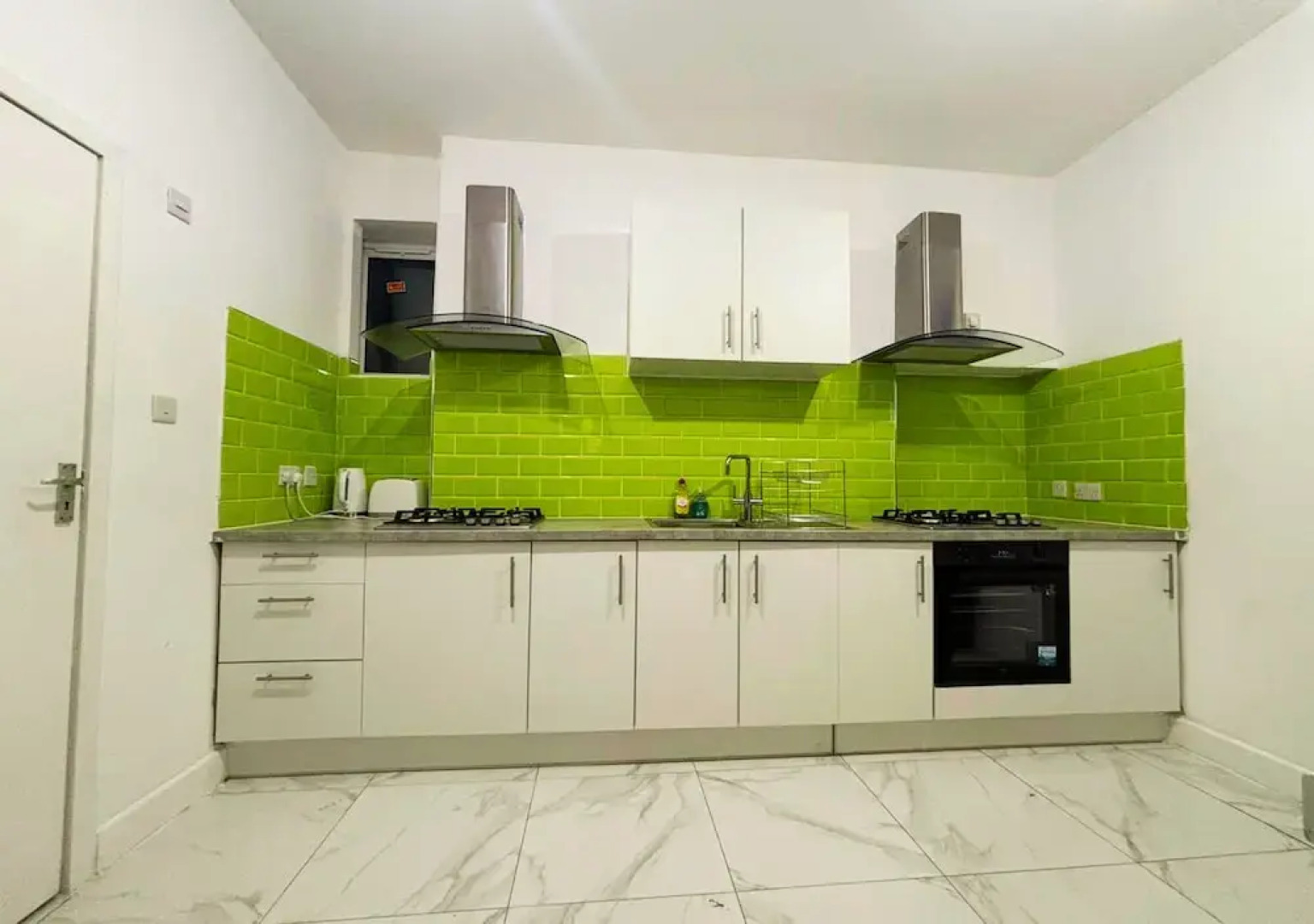 PRIVATE ROOMs In TOWN CENTRE FREE PARKING WIFI AND PATIO WITH AA STAY LTD