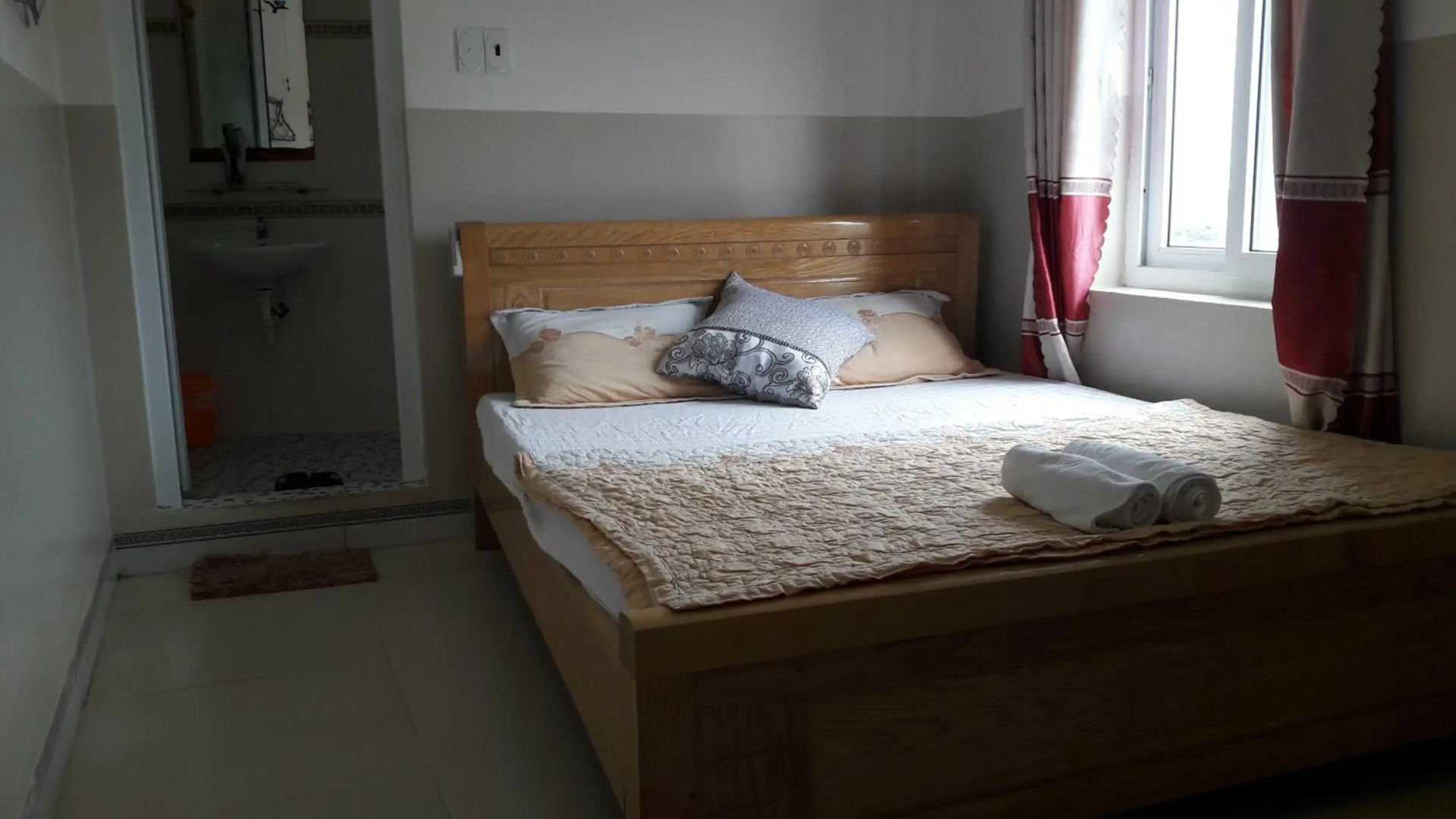 khach san thu thanh ly son