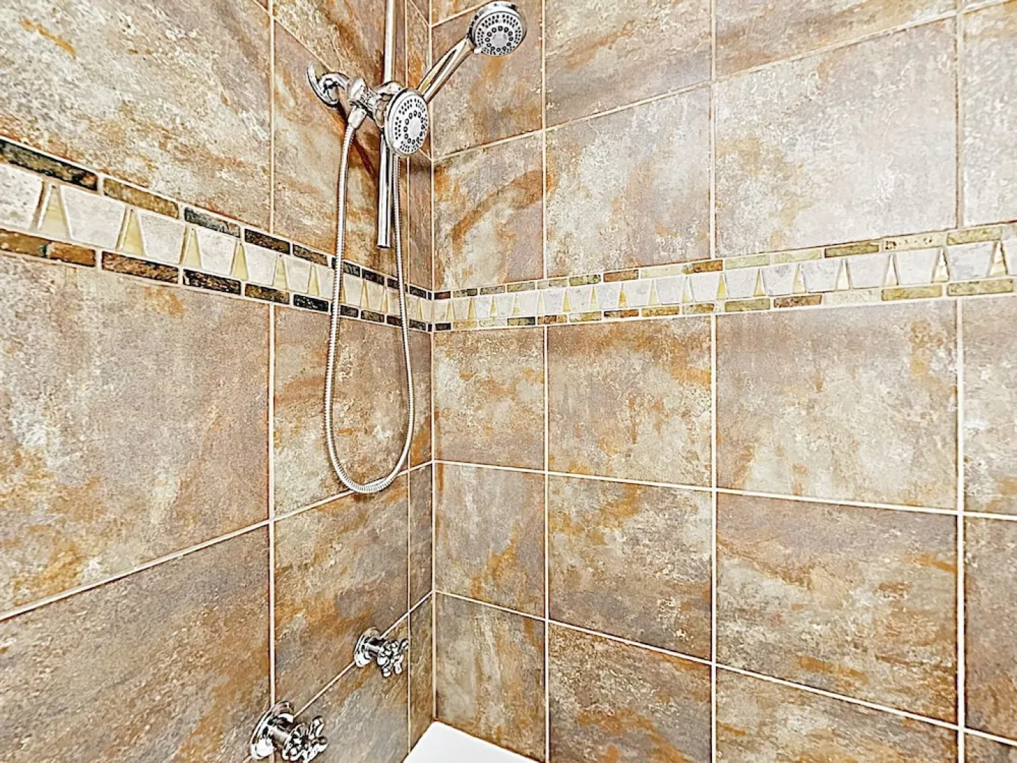 New Listing! Alpine Getaway W/ Deck, Near Skiing 3 Bedroom Home