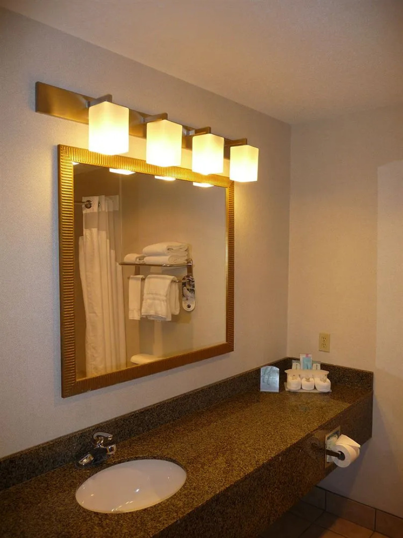 Holiday Inn Express Suites St. Joseph Lakefront