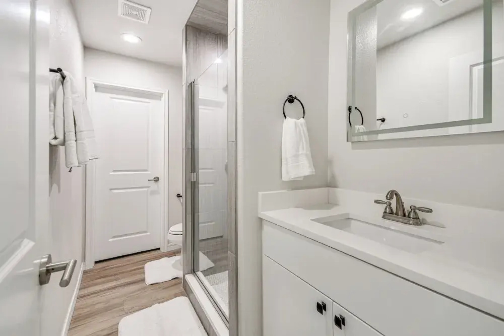 Pets Welcome: Newly Built Abode In Canyon!