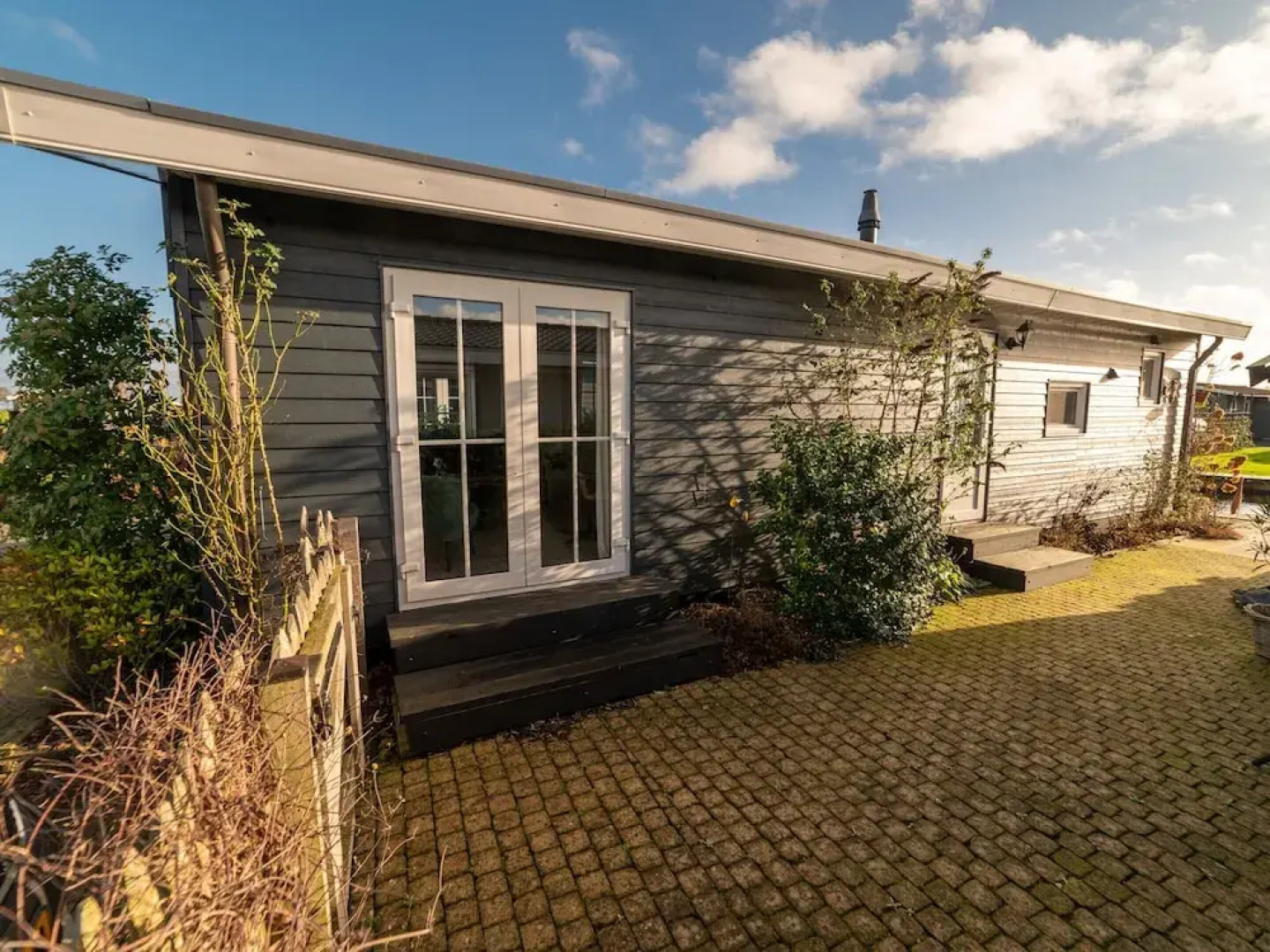 Canal-side Stay, Giethoorn