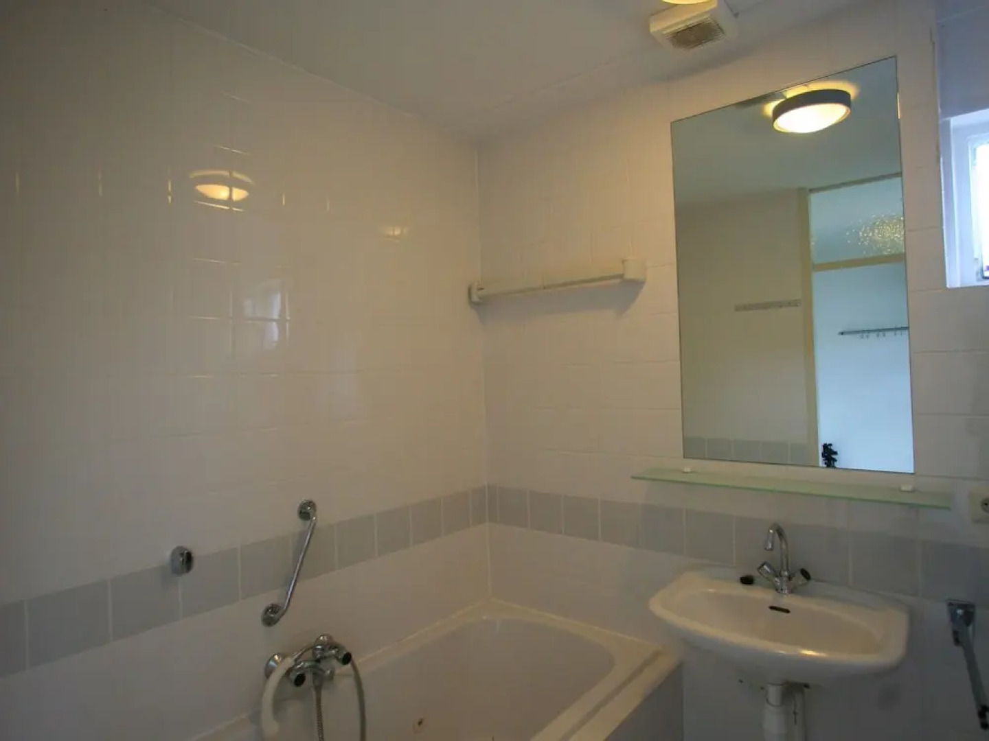 Detached bungalow with microwave and WiFi, within nature