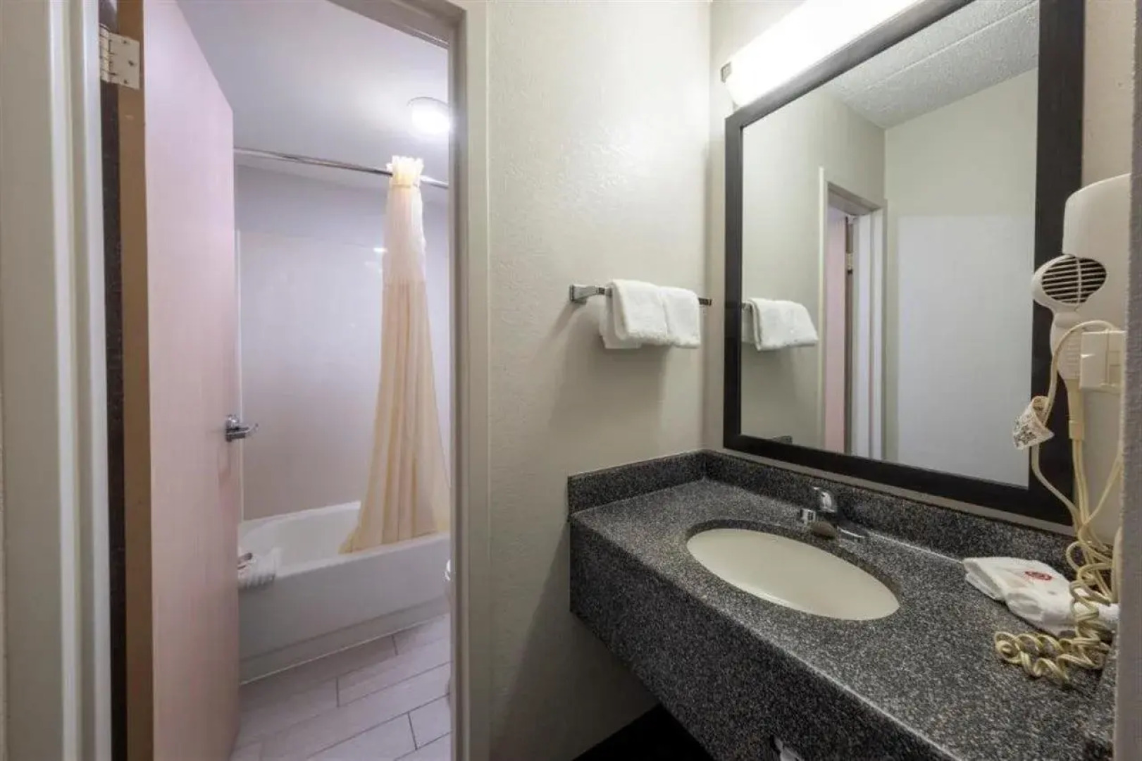 HomeTown Inn by Red Roof East Syracuse