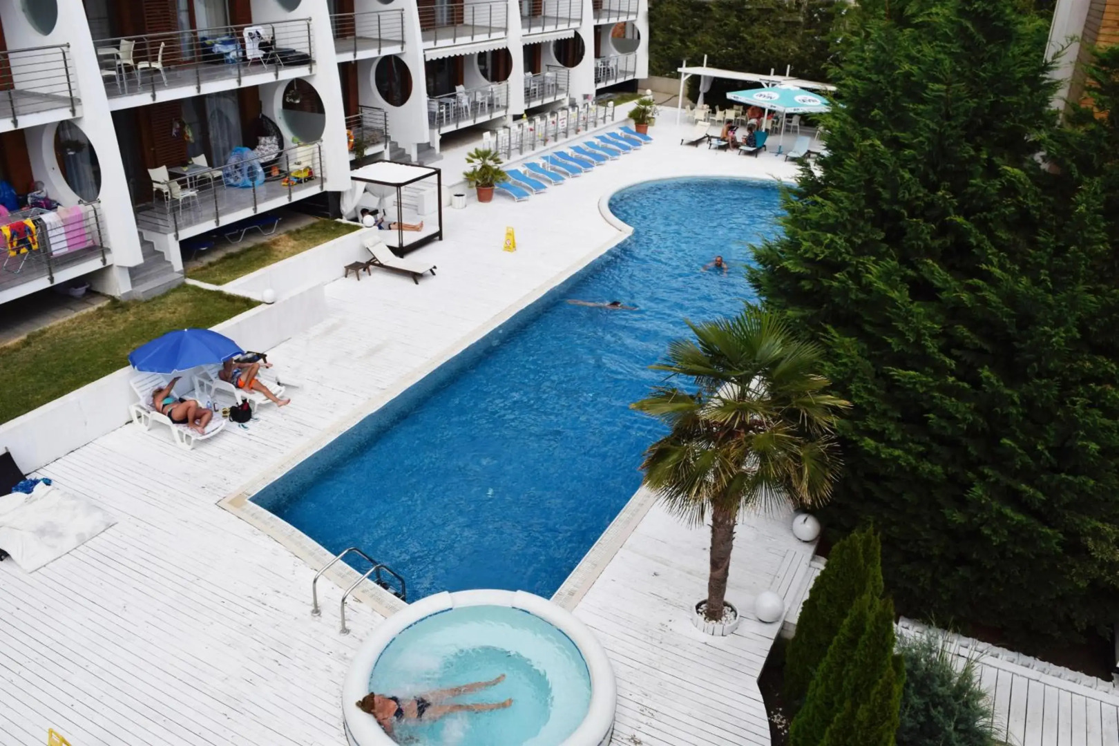 White Sails Apartments