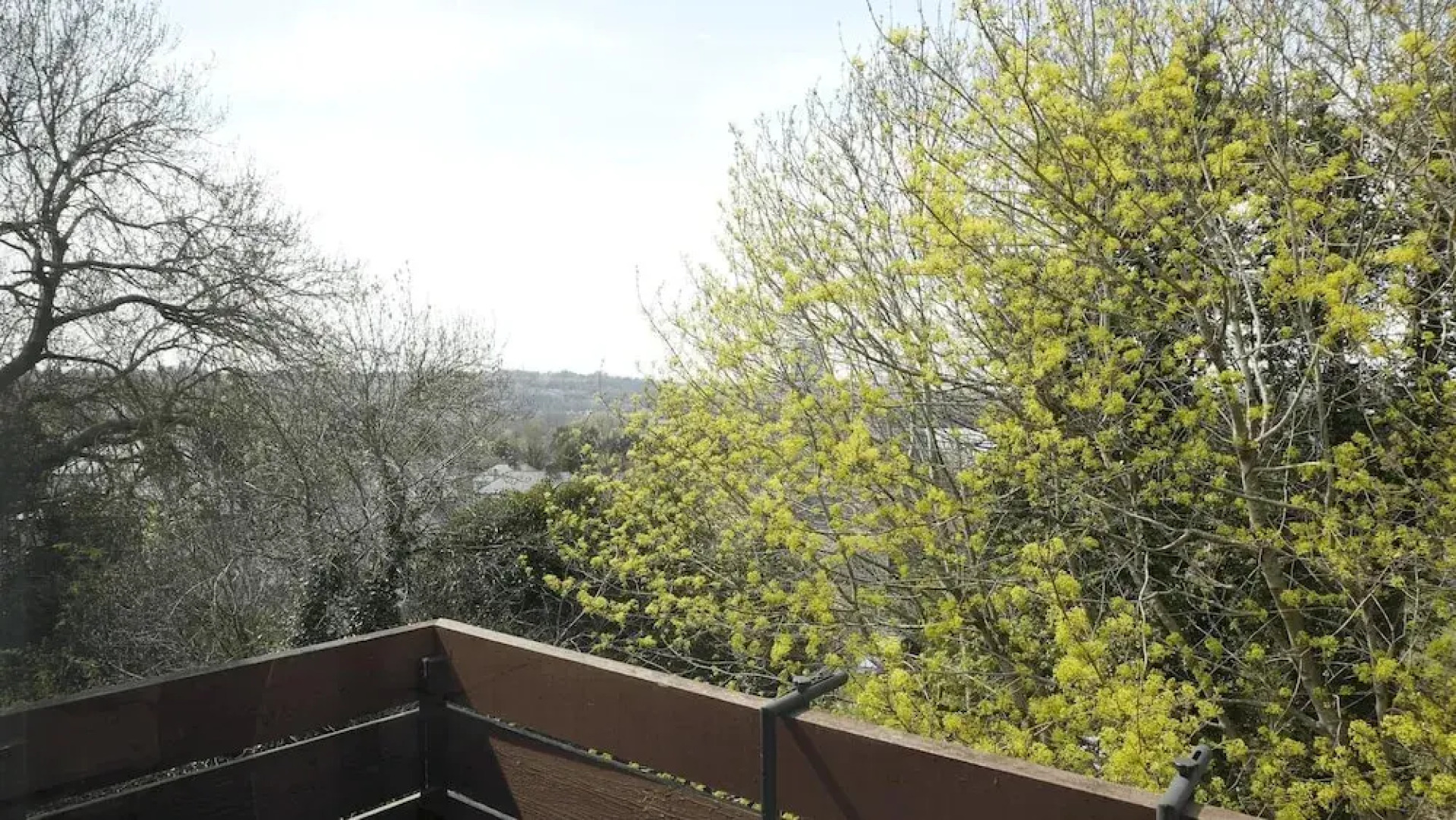 Apartmentsleeps3-balcony-valleyview-parking