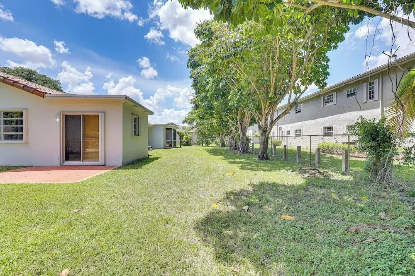 Walk to City Center: Modern Coral Springs Getaway
