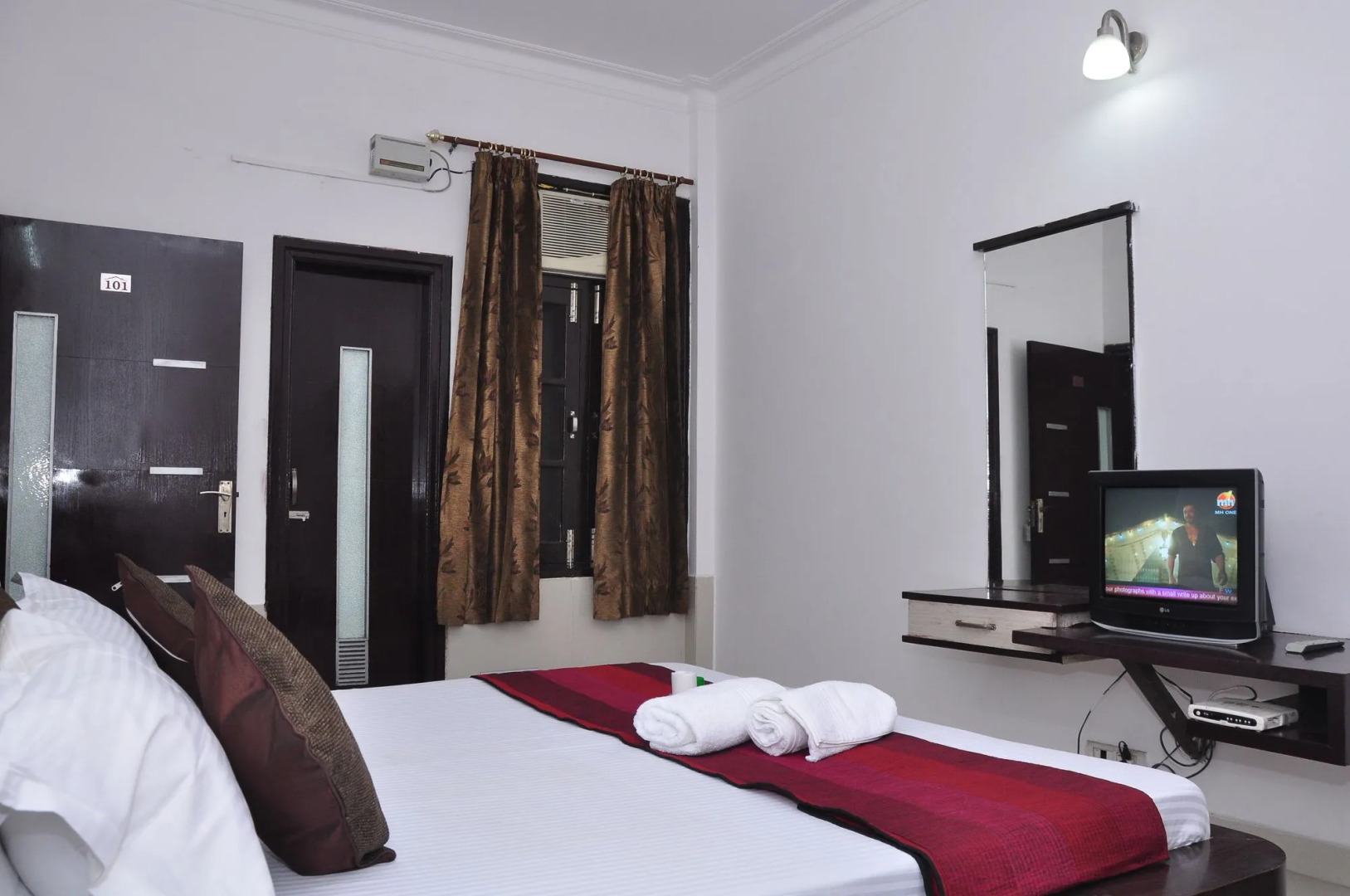 Gurjeet Hotel By Naavagat