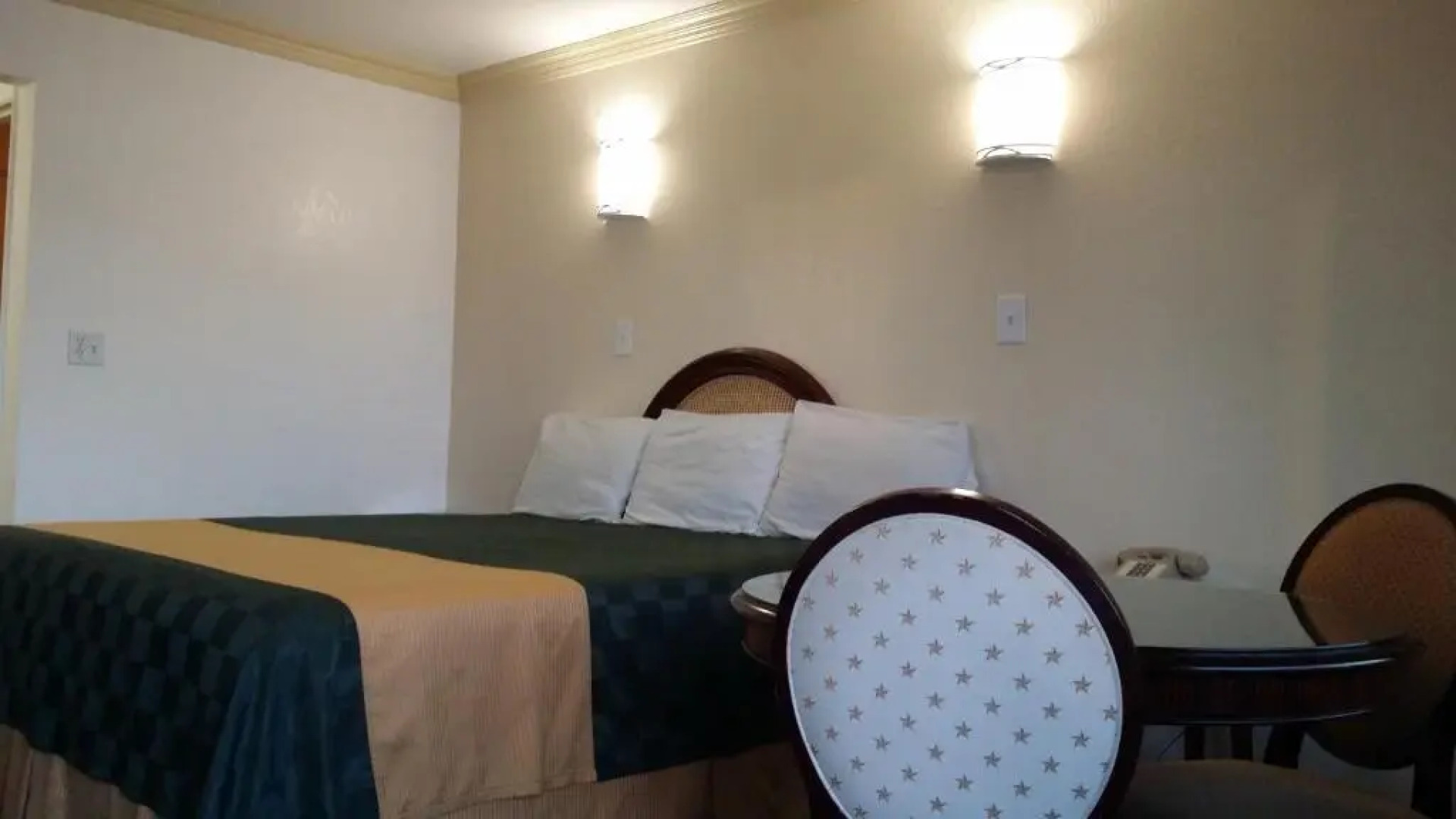 Desert Mirage Inn & Suites