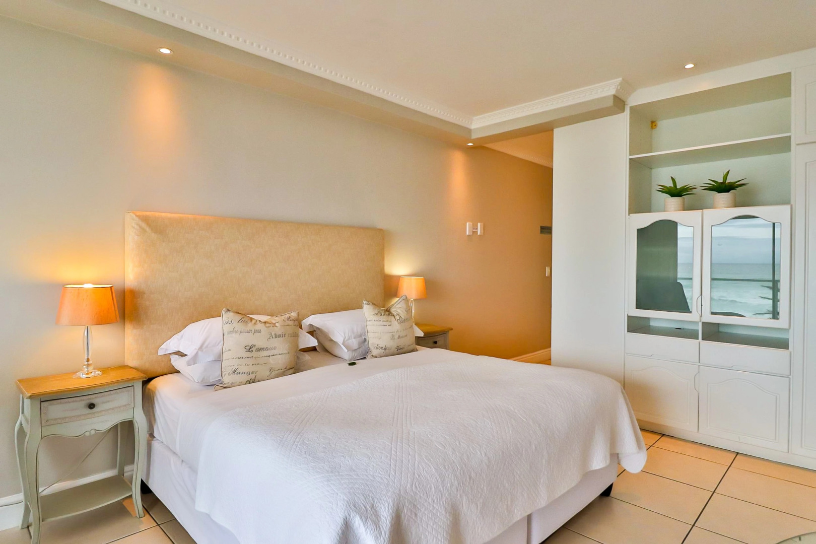 Hermanus Beachfront Lodge