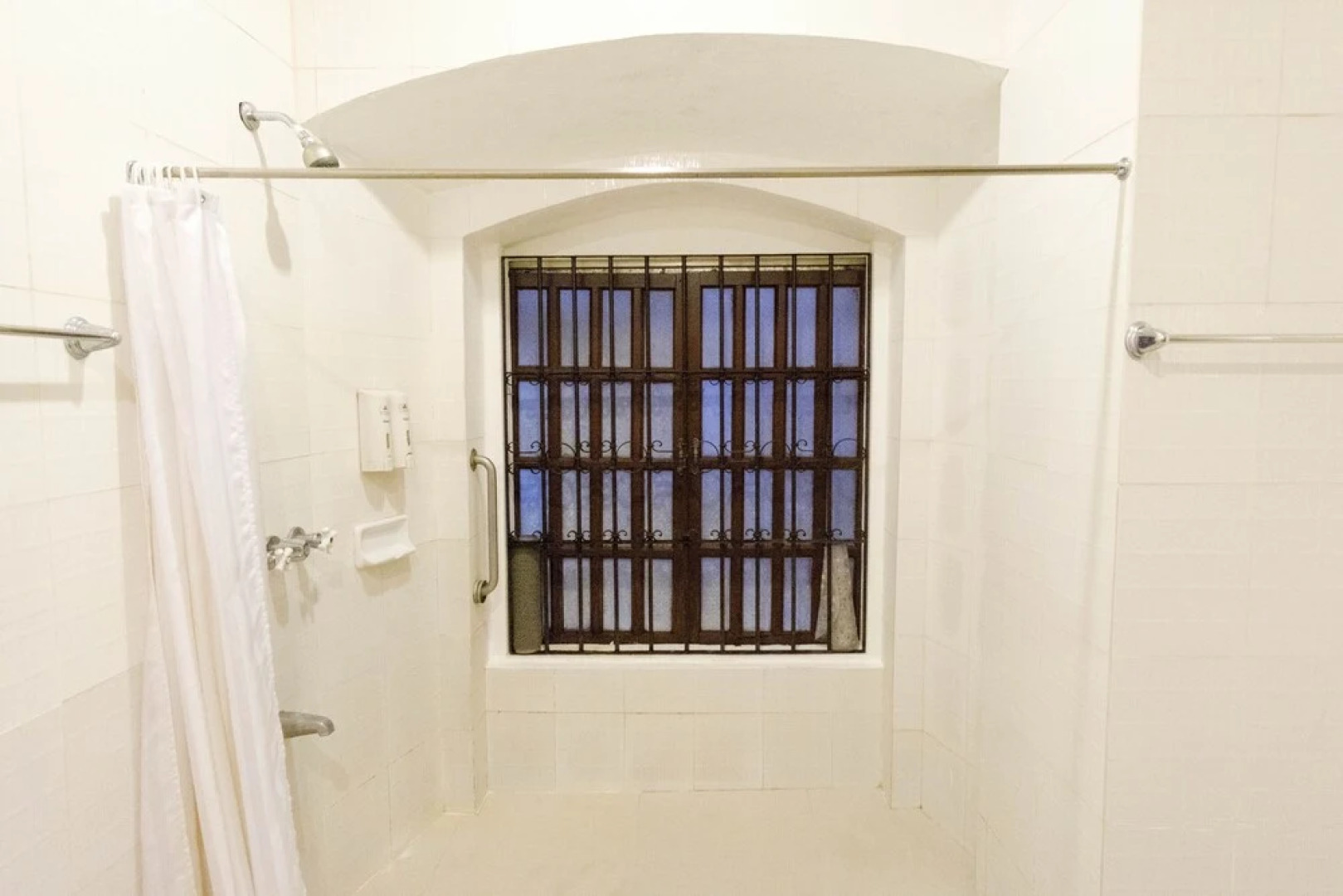 RedDoorz Plus @ Calle Crisologo Vigan