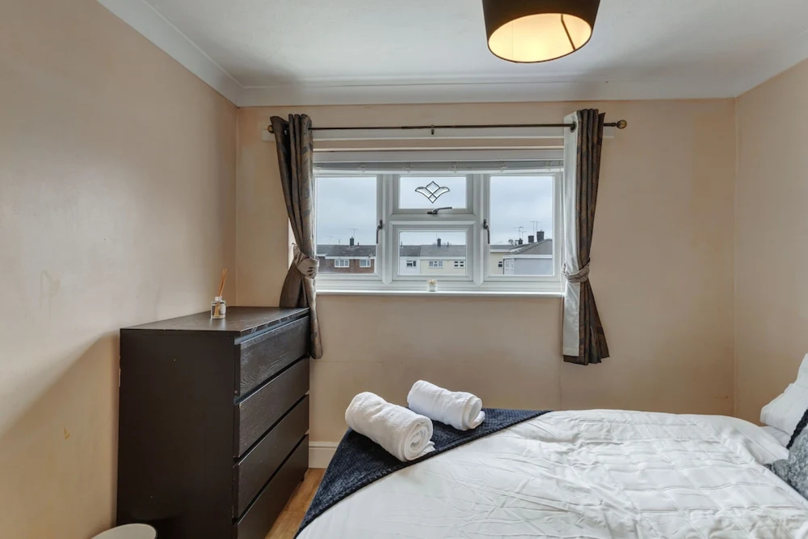 3-bed House, Sleeps 6, Free Parking,wifi