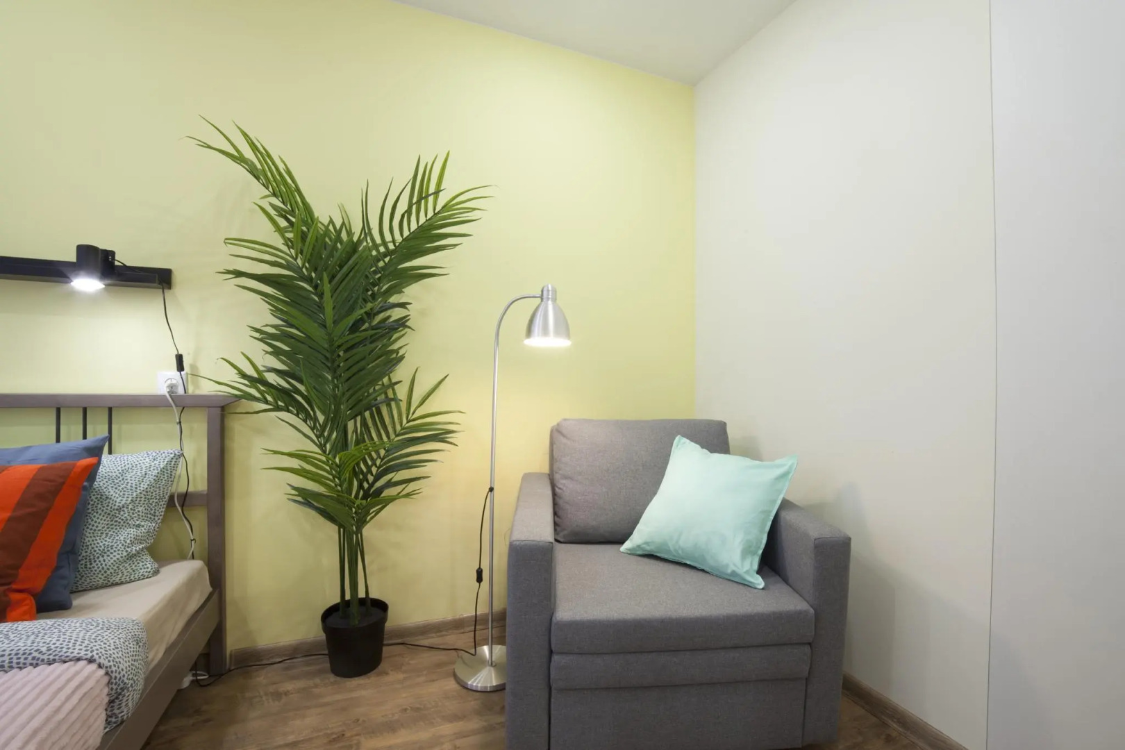 Диван и Чемодан на ул. Серафимовича, 1/4