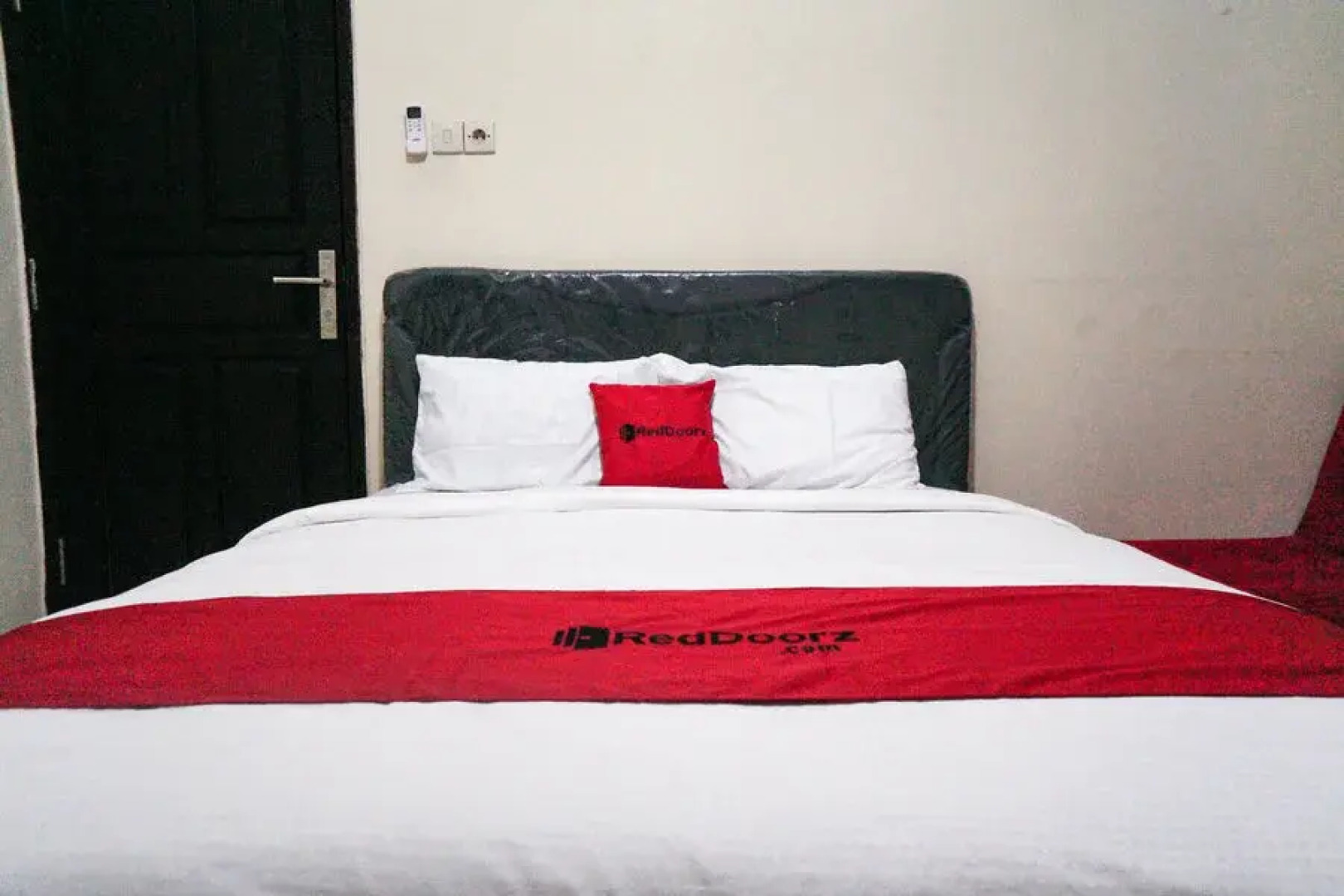 RedDoorz near Alun Alun Batu