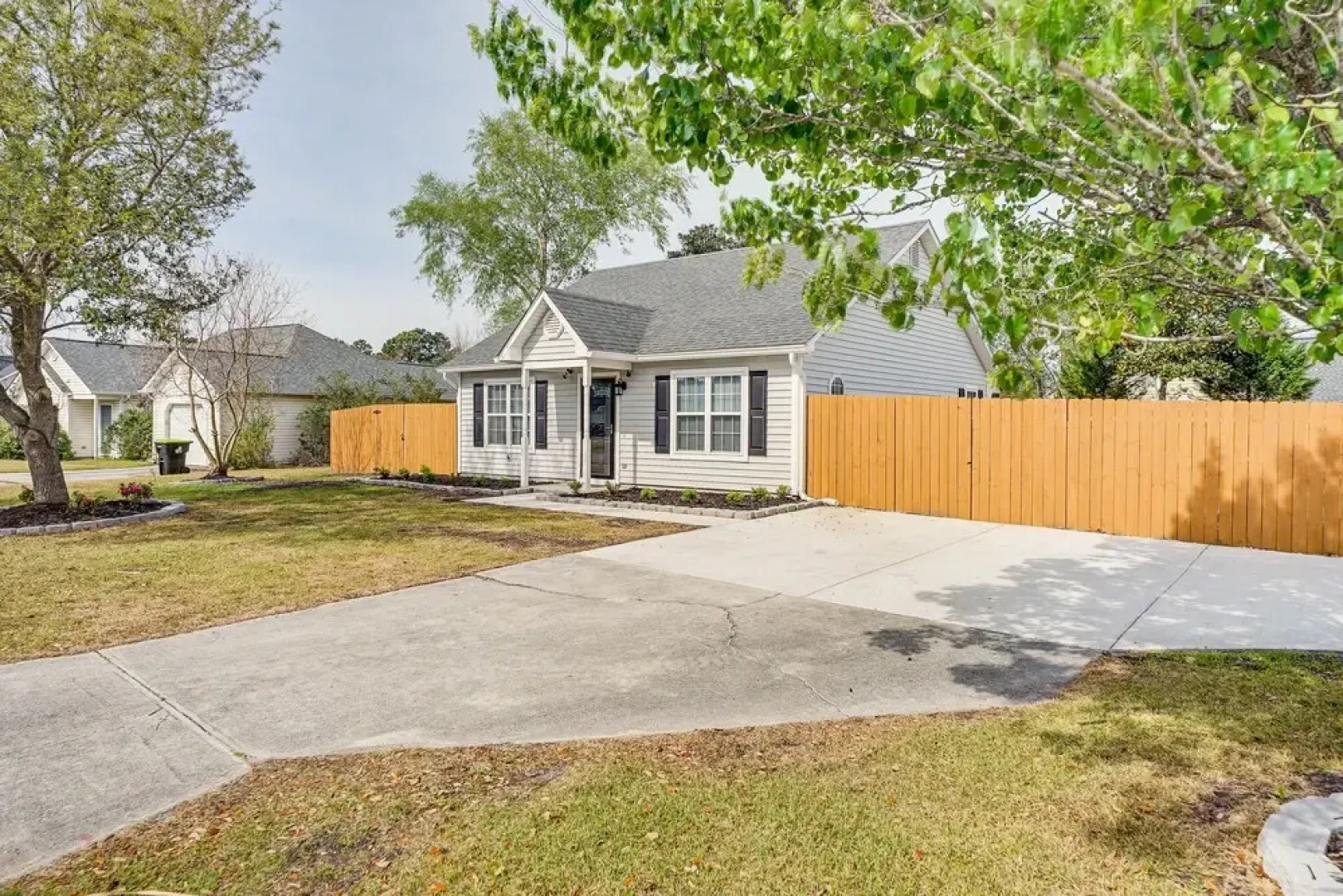 Wilmington Home ~ 7 Mi to Wrightsville Beach!