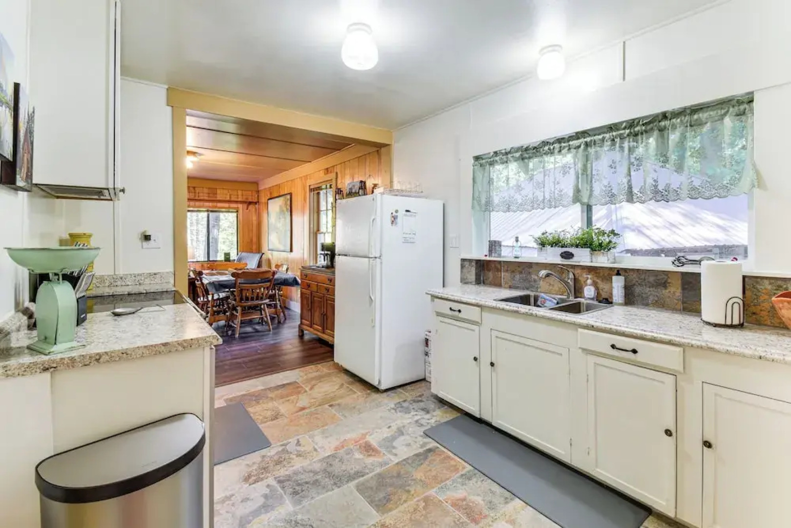 8 Mi to Yosemite National Park: Cabin w/ Fire Pit